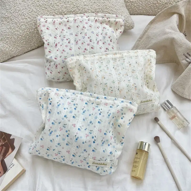 Sweet Lace Floral Women's Cosmetic Bag Portable Lady Clutch Purse Lipstick Makeup Bag Commute Large Capacity Storage Bag