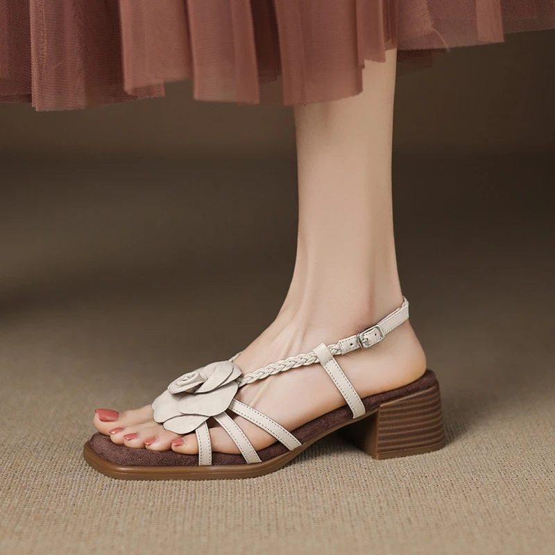 

НОВЫЕ летние женские сандалии из натуральной кожи, женские туфли на массивном каблуке с квадратным носком, современные сандалии с открытым носком и узким ремешком с цветком