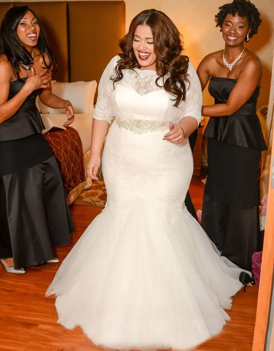 ชุดแต่งงานลูกไม้พลัสไซส์ทรงเมอร์เมด แขนครึ่งแขน ผ้าซีทรูยาวกรอมพื้น ประดับลูกปัดและผ้าคาดเอว กระดุมปิด