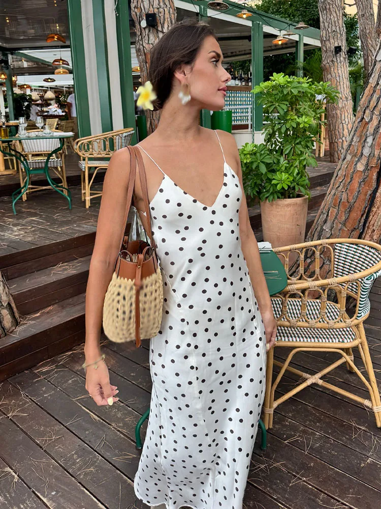 Sukienka midi damska z satyny w białe kropki, z dekoltem w serek, odkrytymi plecami, seksowna, letnia, bez rękawów, na ramiączkach.