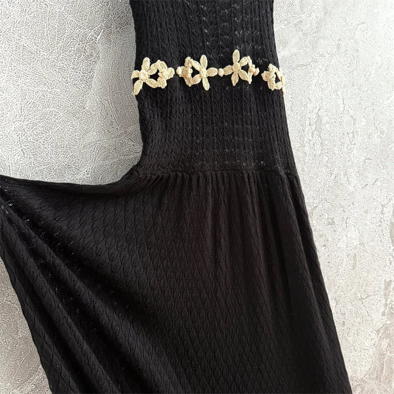 Damenkleider Neues, elastisches, gestricktes, ausgehöhltes langes Kleid für den Herbst 2022, mit Blumen besticktes Hosenträgerkleid, lässige Partykleider