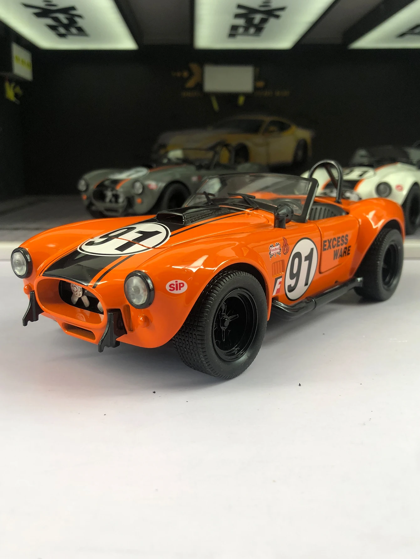 

Модель винтажного автомобиля из цинкового сплава 1:24, статическая декоративная фигурка, металлический коллекционный подарок-автомобиль