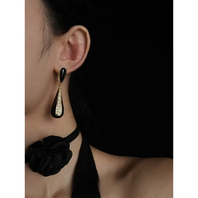 

2025 Vintage Black Enamel Rhinestone High-end Women's Wholesale Daily Commuting Tassel Stud Earrings M204