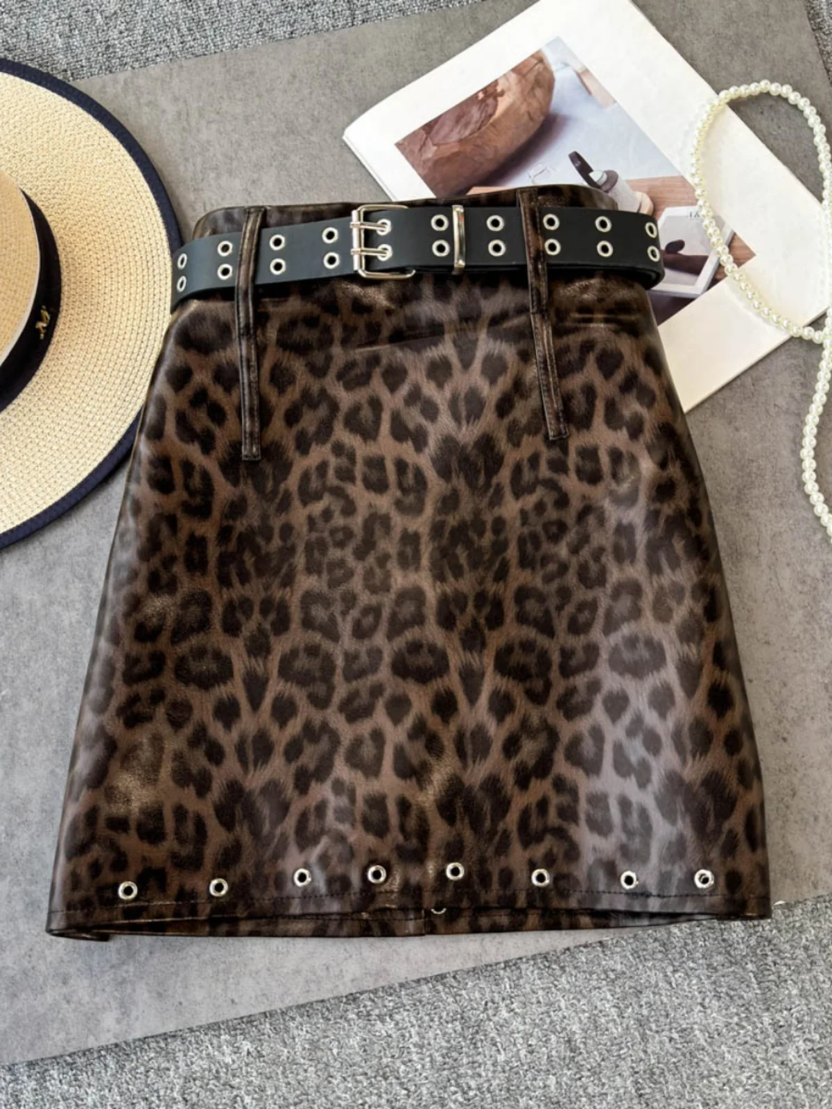 Foamlina Falda corta de cuero PU con estampado de leopardo americano para mujer otoño 2024 nueva falda envolvente de cuero adelgazante de cintura alta