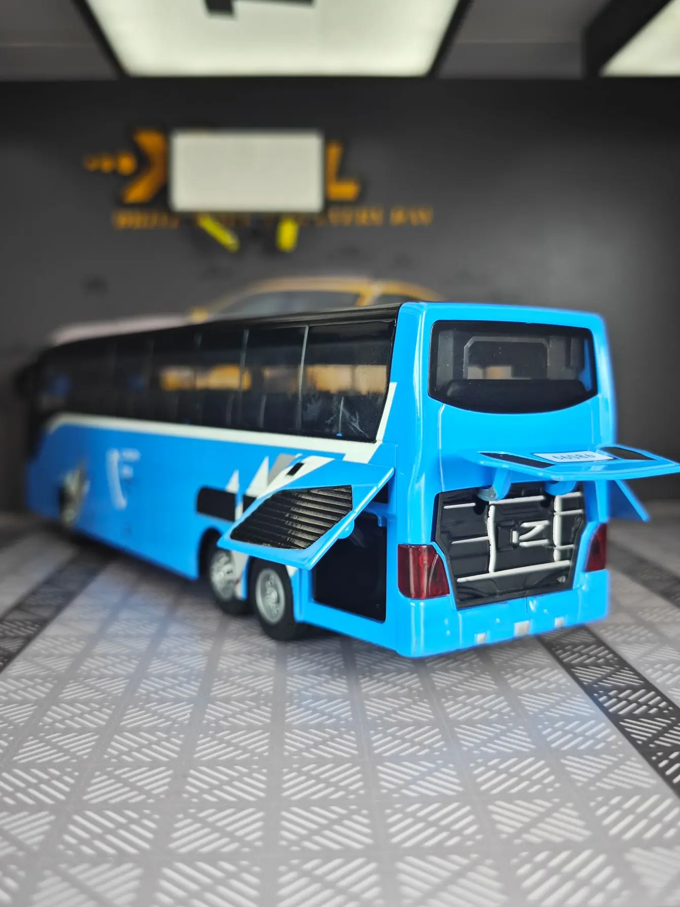 1:30 Simulation City Business Bus Alloy Car Model doors on both sides that can be opened rich in details, finely crafted,