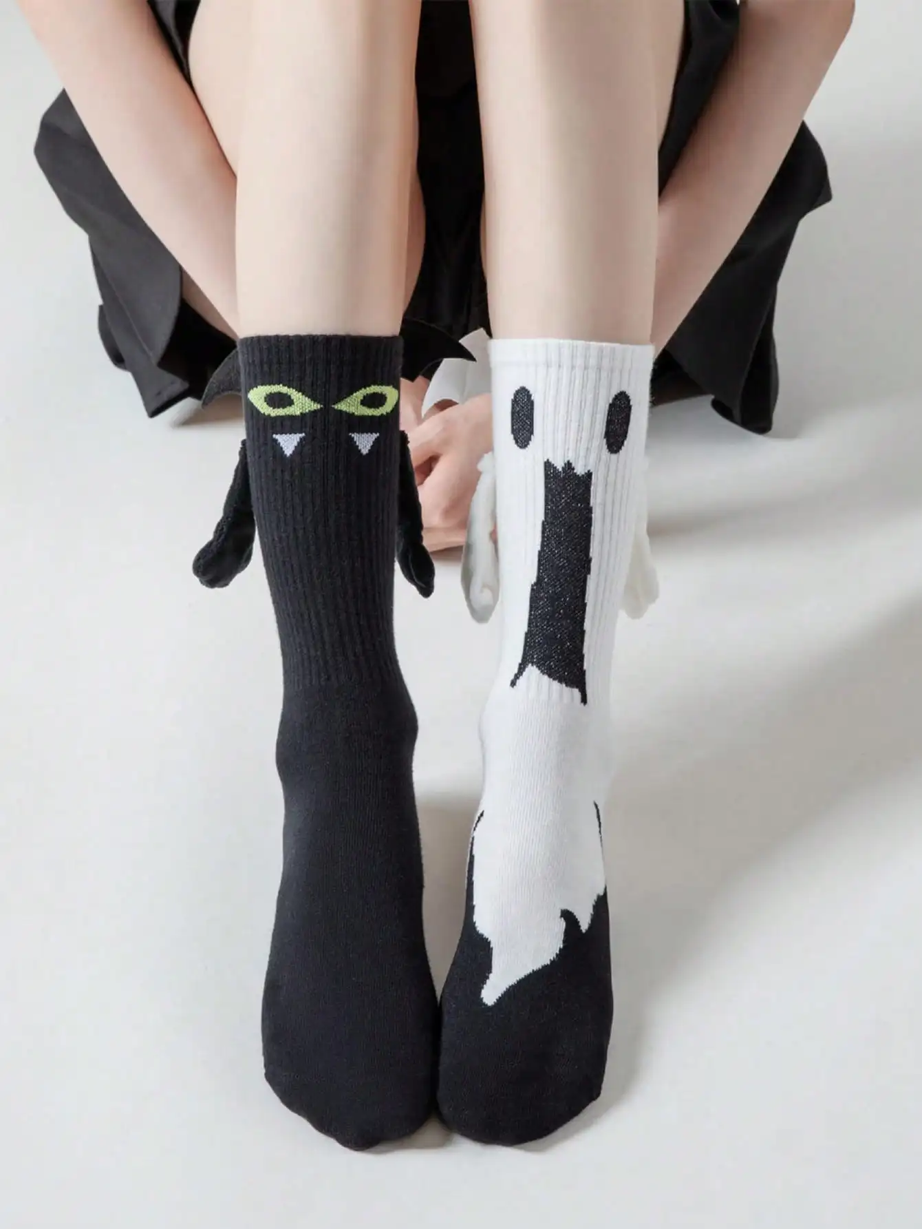 2/1 Pairs Unisex Socks Mid-Calf Magnetic Hand-Holding Black White Angel Wings For Halloween Christmas Gatherings Ideal Gifts