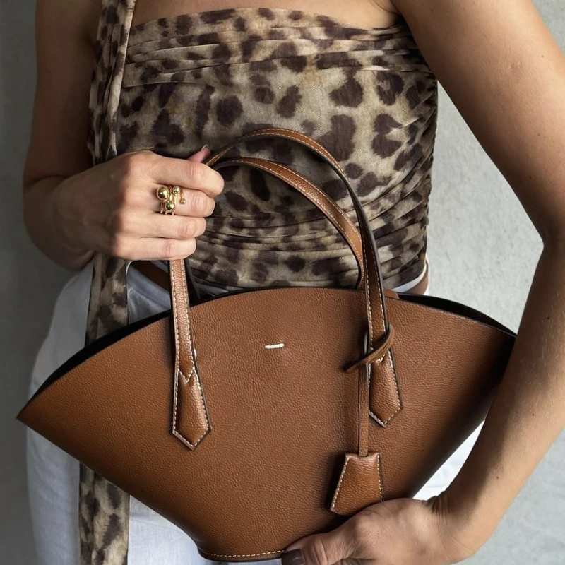 Bolsos de mano de estilo inglés para mujer bolsos y monederos de diseñador de lujo novedad de 2024 en PU vintage de gran capacidad con bolsillo interior bolso de hombro con forma de concha alta calidad