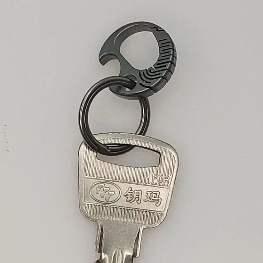 Llavero de titanio con mini hebilla ligera – regalo práctico - imagen 2