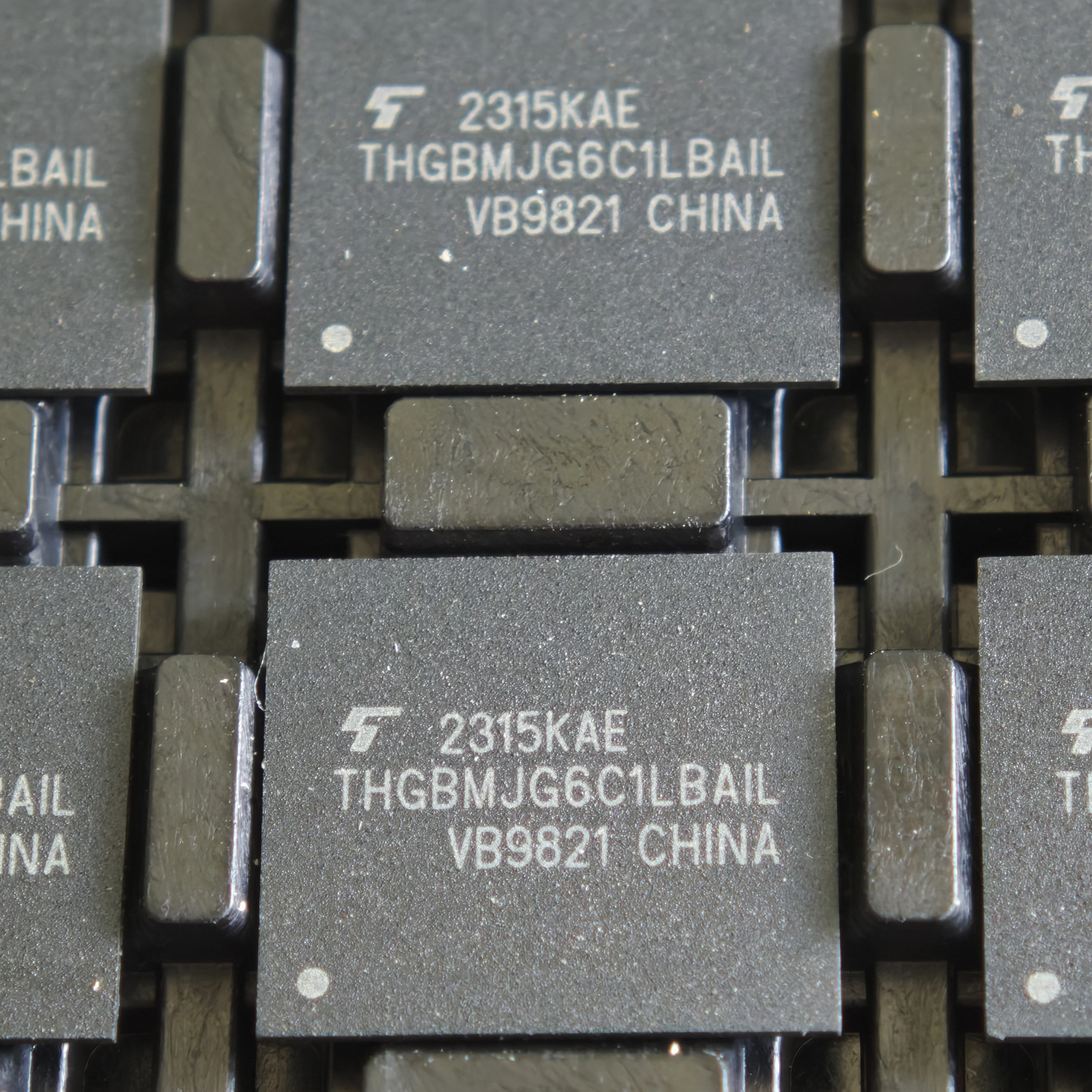 1~10pcs/lot THGBMJG6C1LBAIL BGA-153 EMMC 8G 5.1 100% Brand New Original.