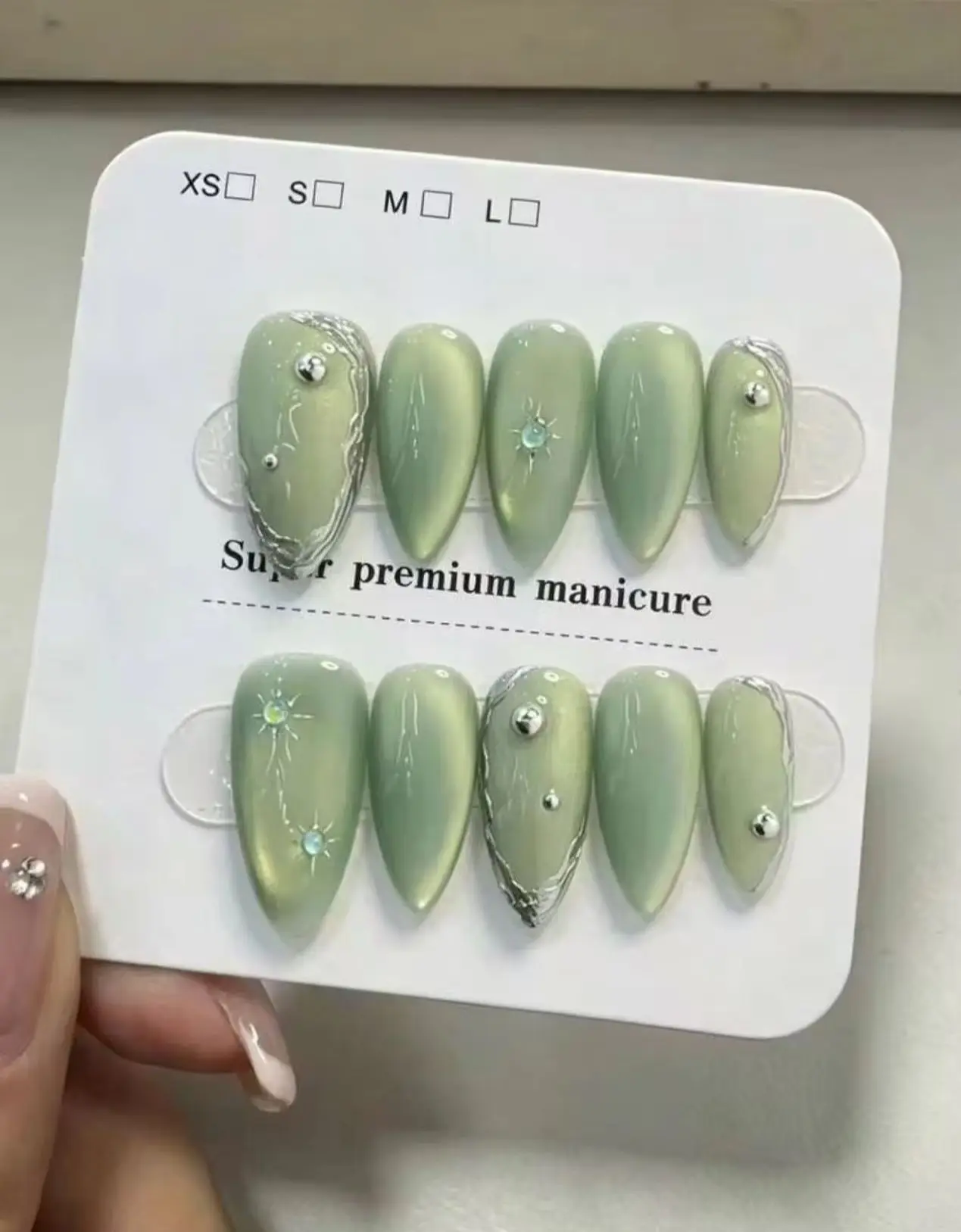 

10 Pieces of Medium-Pointed Almond-Shaped Cat-Eye Press-On Nails, Cool Forest Style Ins-Style Fake Nails, with Silver Foil Fragments, Star-Shaped Rhinestones, and Metal Beads Decoration, Glossy and Reusable, Suitable for Spring and Summer Outings, Commuti
