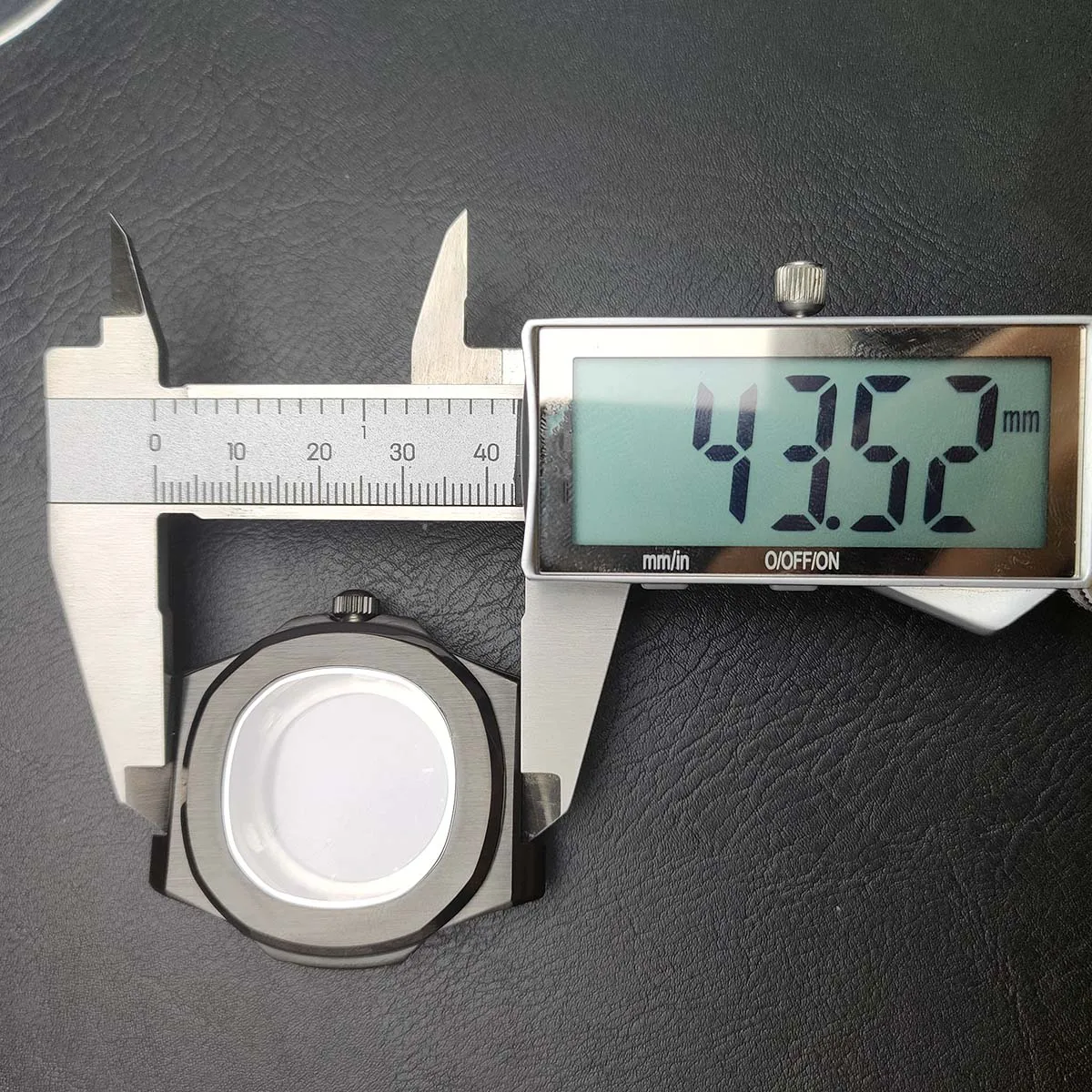 43,3 mm NH35-Gehäuse, silbriges Herren-Uhrengehäuse, Edelstahlgehäuse, Saphirglas, passend für NH35 NH36-Uhrwerk, Uhrenteile, 20 mm Uhrenarmband