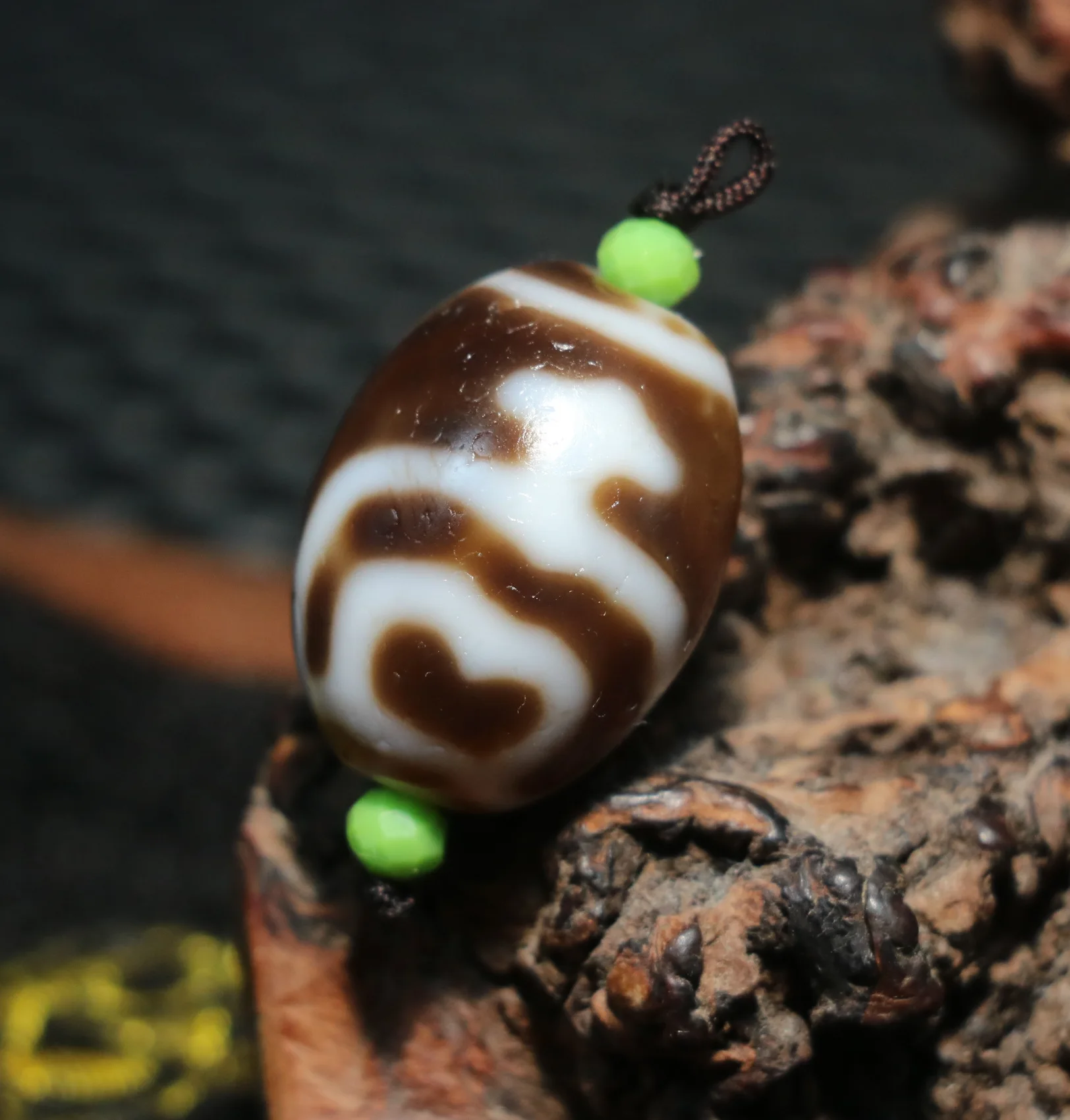 

Treasure Power Energy Tibetan Old Agate Oily Patina Treasure Bottle Aquarius dZi Bead Big Daluo Shape Amulet Timestown Top