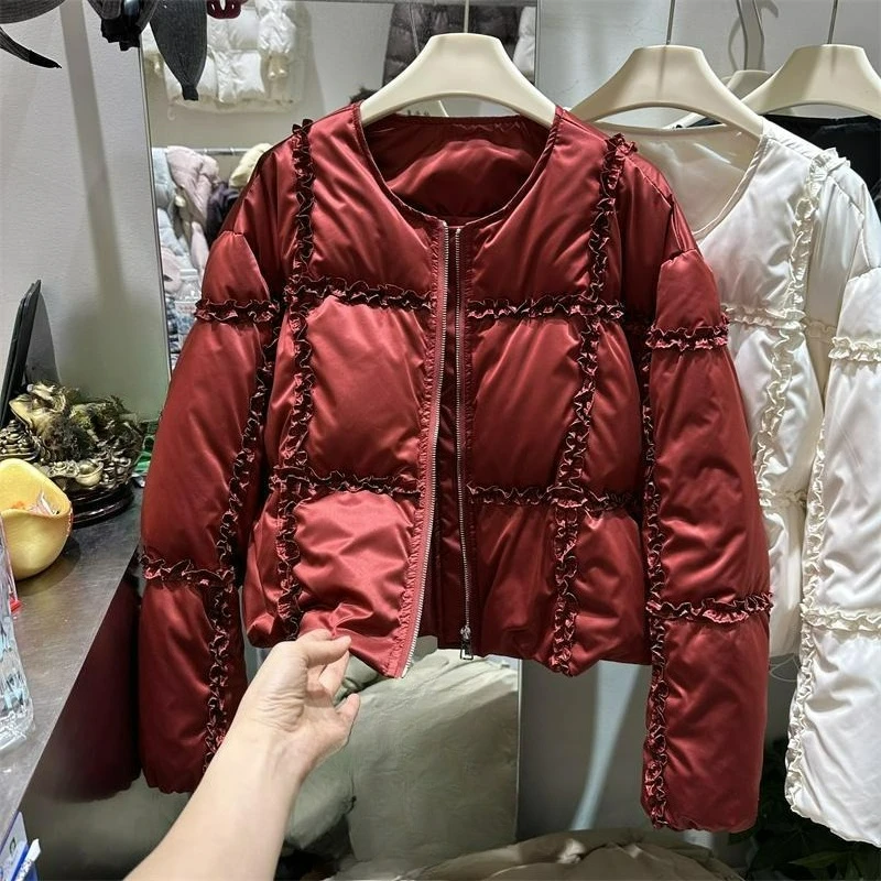 

Осень/зима 2026, красная кружевная пуховая куртка на хлопковой подкладке для женщин, простая свободная одежда в стиле ретро, высококачественный дизайн, теплая короткая верхняя одежда