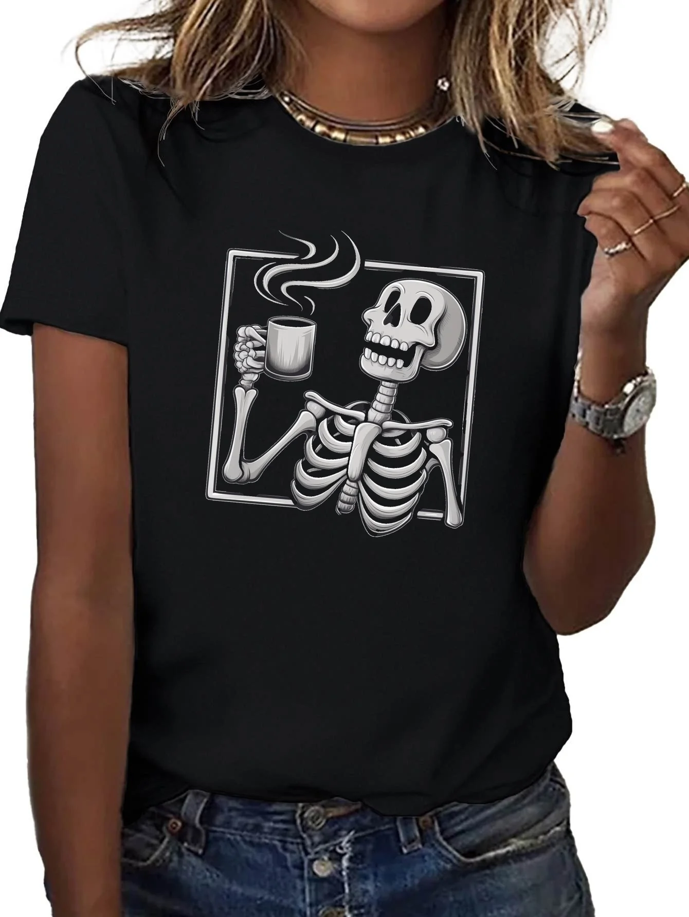 تي شيرت نسائي مريح مناسب بهيكل عظمي مبهج مع كوب قهوة مطبوع عليه رسومات ملكية كاجوال برقبة دائرية للارتداء الكاجوال