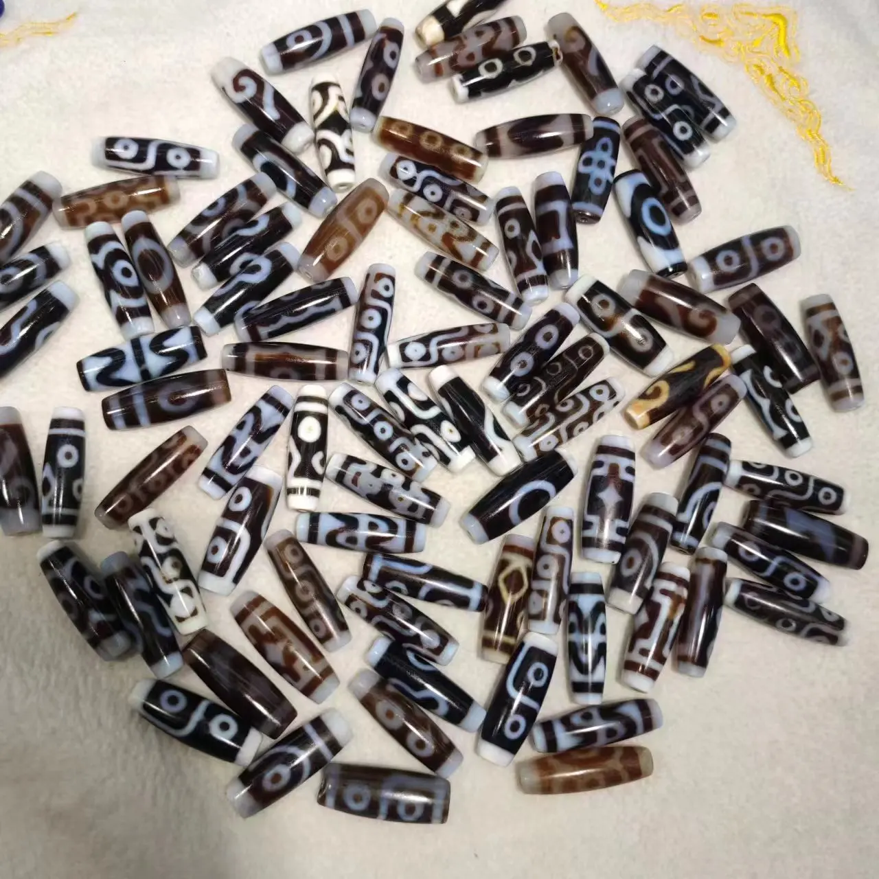 

100pcs/lot natural multi-pattern old agate dzi wholesale Black white flat bead Weathering lines Ethnography 40mm DIY bracelet