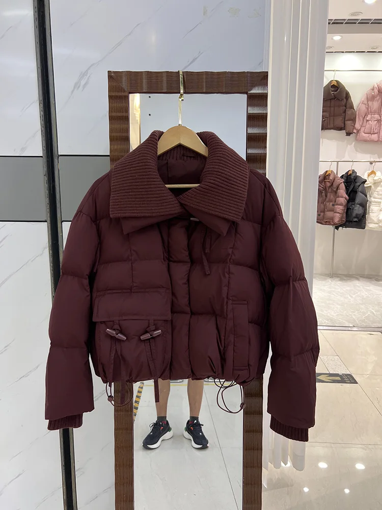 Piumino da donna in stile corto lavorato a maglia con colletto con risvolto, design alla moda, piumino d'anatra bianca allentato, nuovo piumino invernale con fibbia in corno di mucca