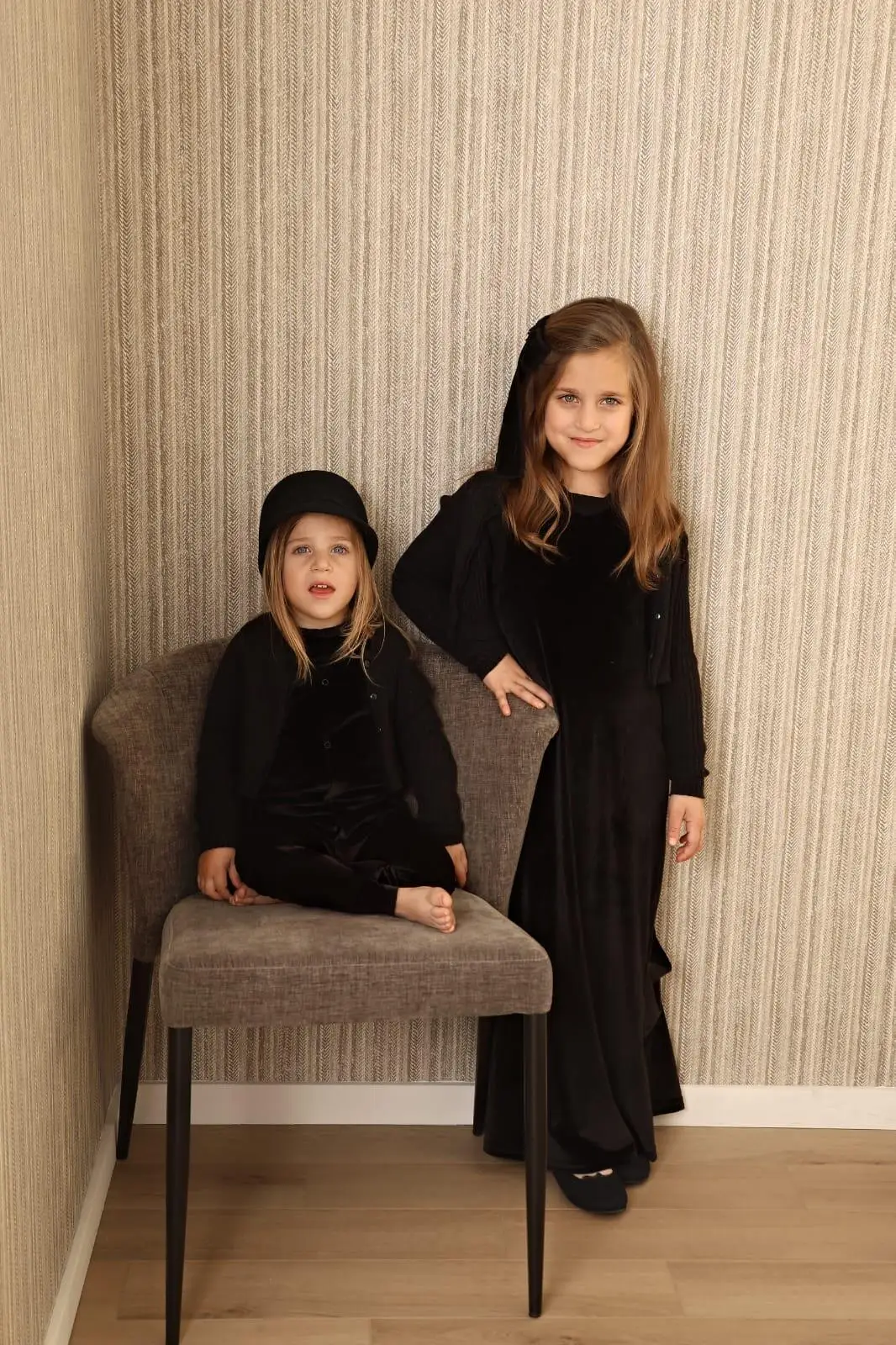 Herbst Winter Schwester Passende Kleidung Mädchen Ärmellose Lange Samt Kleid Infant Overall Mädchen Gestrickte Schwarze Strickjacke Boutique