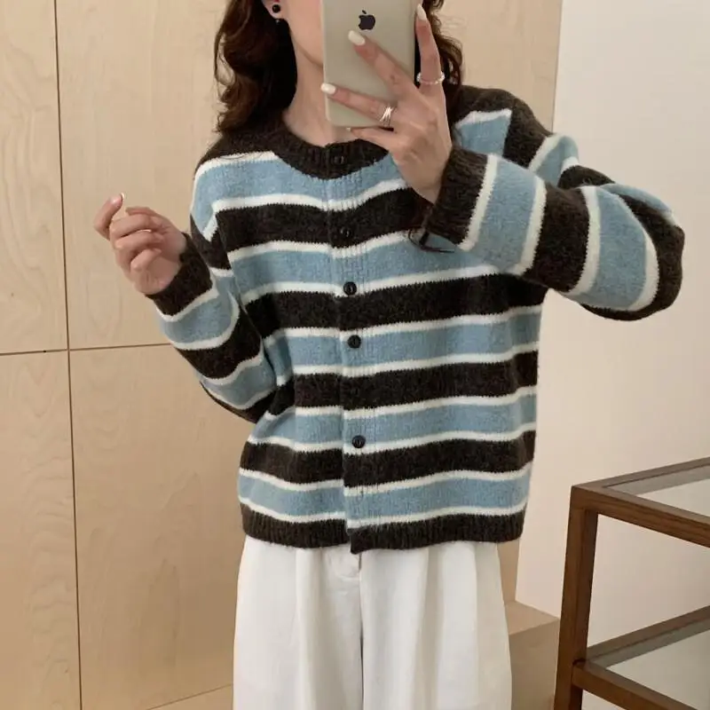 Japoński sweter rozpinany w stylu retro z blokami kolorów i paskami, damski, jesienno-zimowy, nowy, luźny, z okrągłym dekoltem, dzianinowa bluzka, uroczy, kawaii.