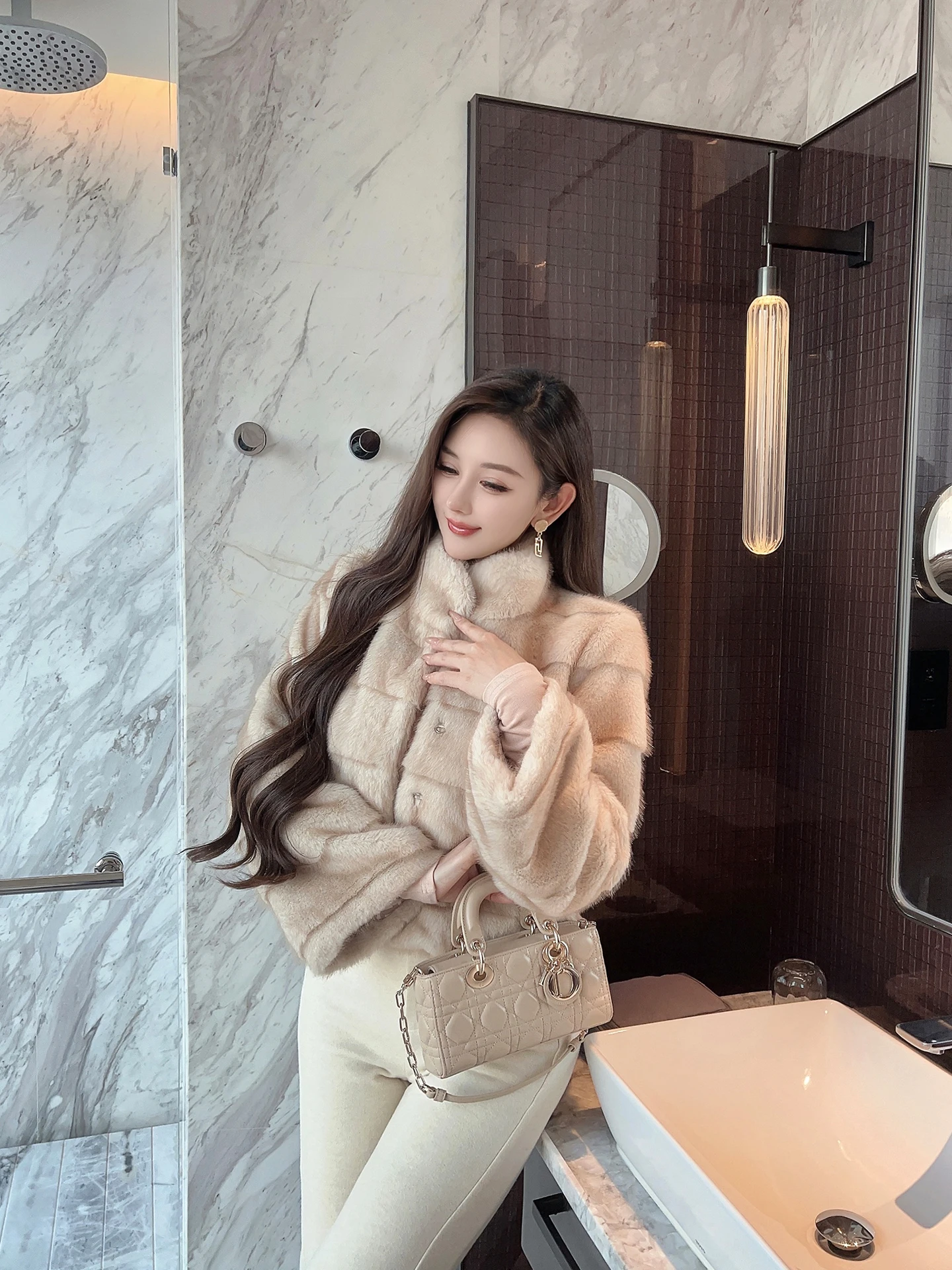 

Eco-Friendly Double-Sided Water Rabbit Fur Coat Wang Jiujiu 208PM2000 Stand Collar Wide Sve Opening Outerwear