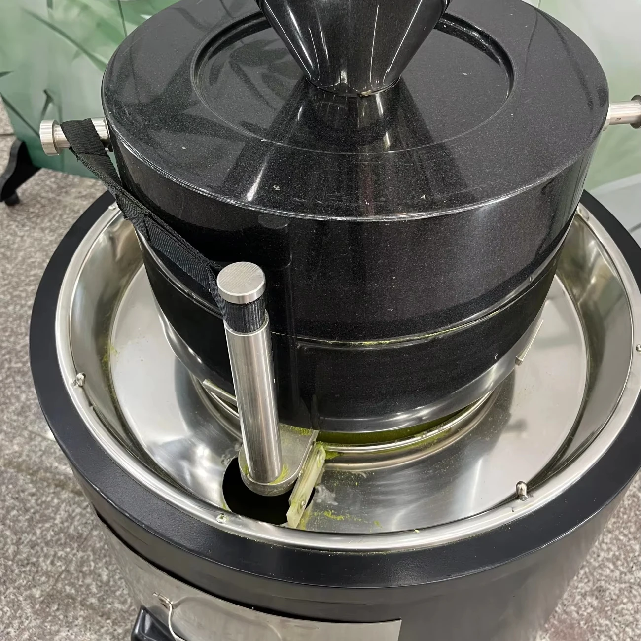 Standard Electric Automatic Matcha Stone Grinder With Motor & Gearbox Energy Saving & Eco-Friendly For Food Processing