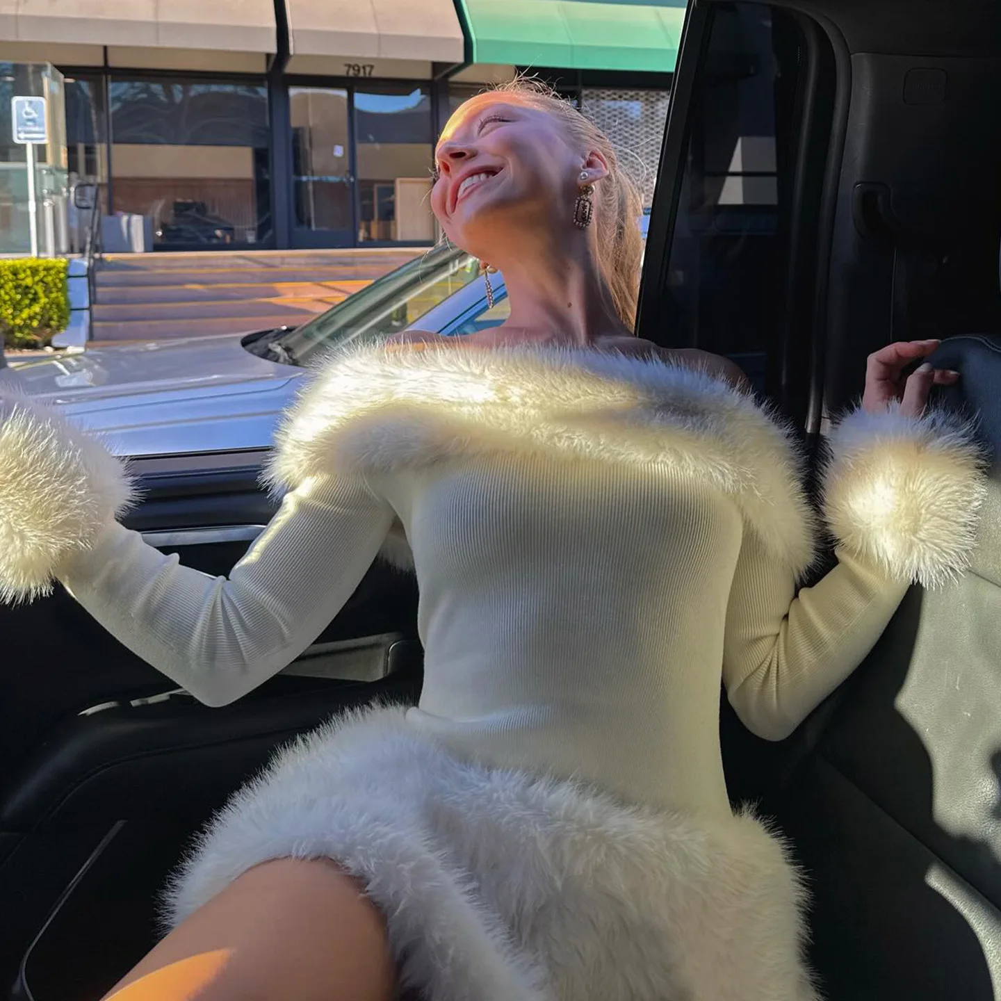 Abito slim fit con toppa in pelliccia lavorata a maglia con spalle scoperte Abito longuette elegante da festa Abito da sera natalizio a maniche lunghe Abito con spalle scoperte