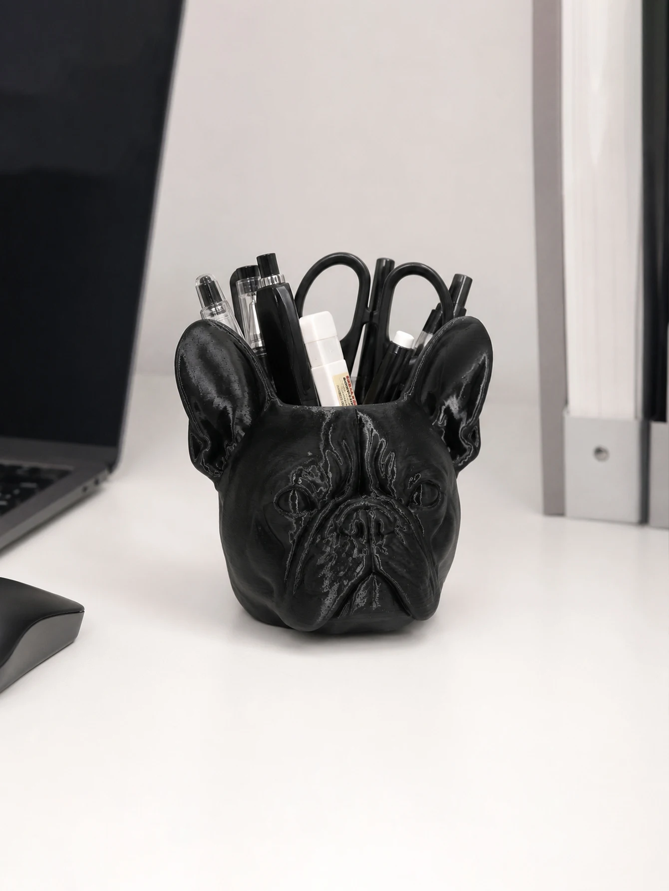 Bulldog dog statue pen holder, French Bulldog animal ornament desktop pencil holder, PETG material with a black glossy finish, sturdy and durable pen cup, multifunctional desktop storage box, pen storage container, stationery storage and makeup brush holder, study desk and office desk accessory, creative and cool desktop ornament, gift for dog lovers, desktop decoration