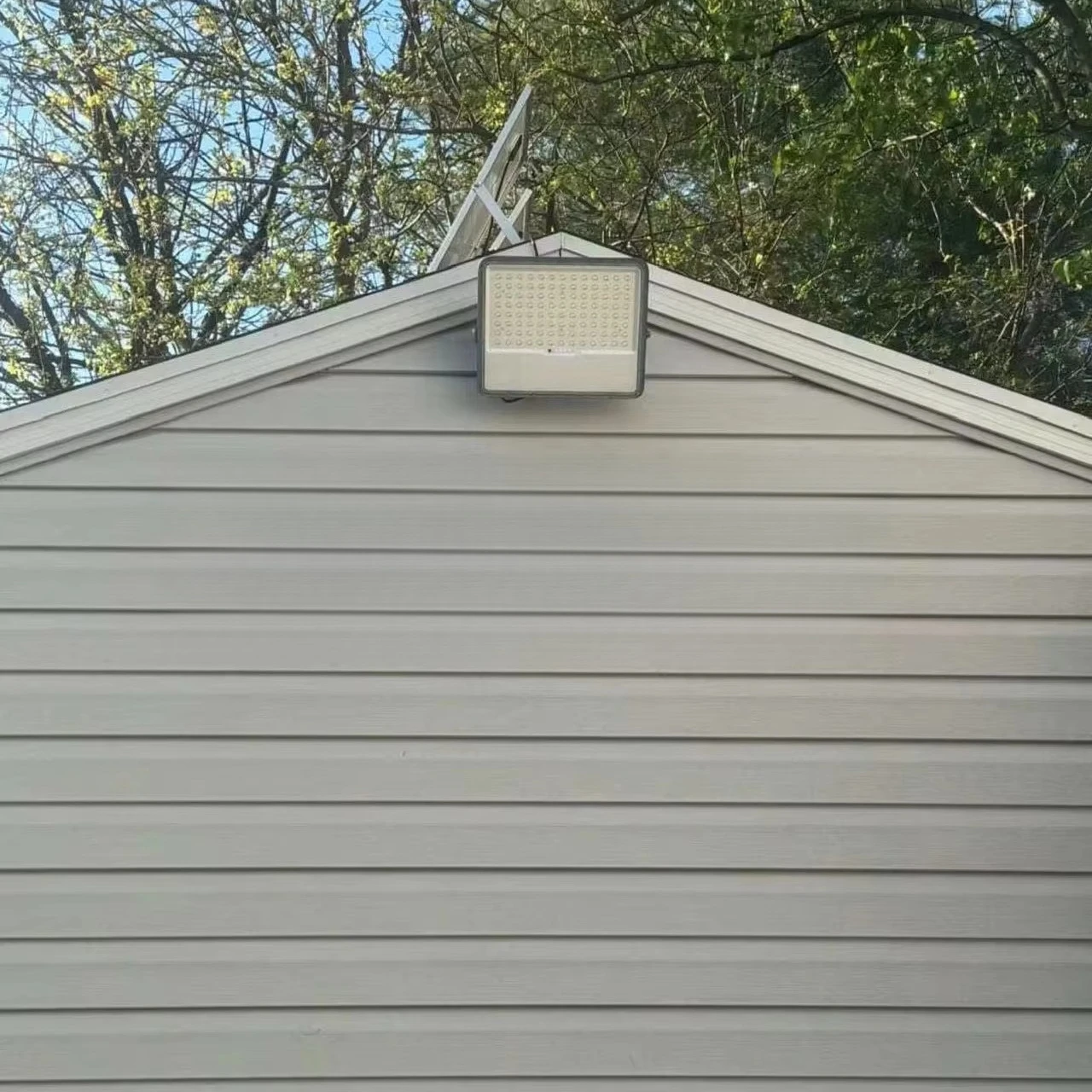 Solar Outdoor Waterproof Reflector Flood Light with Remote Control Emitting Diode