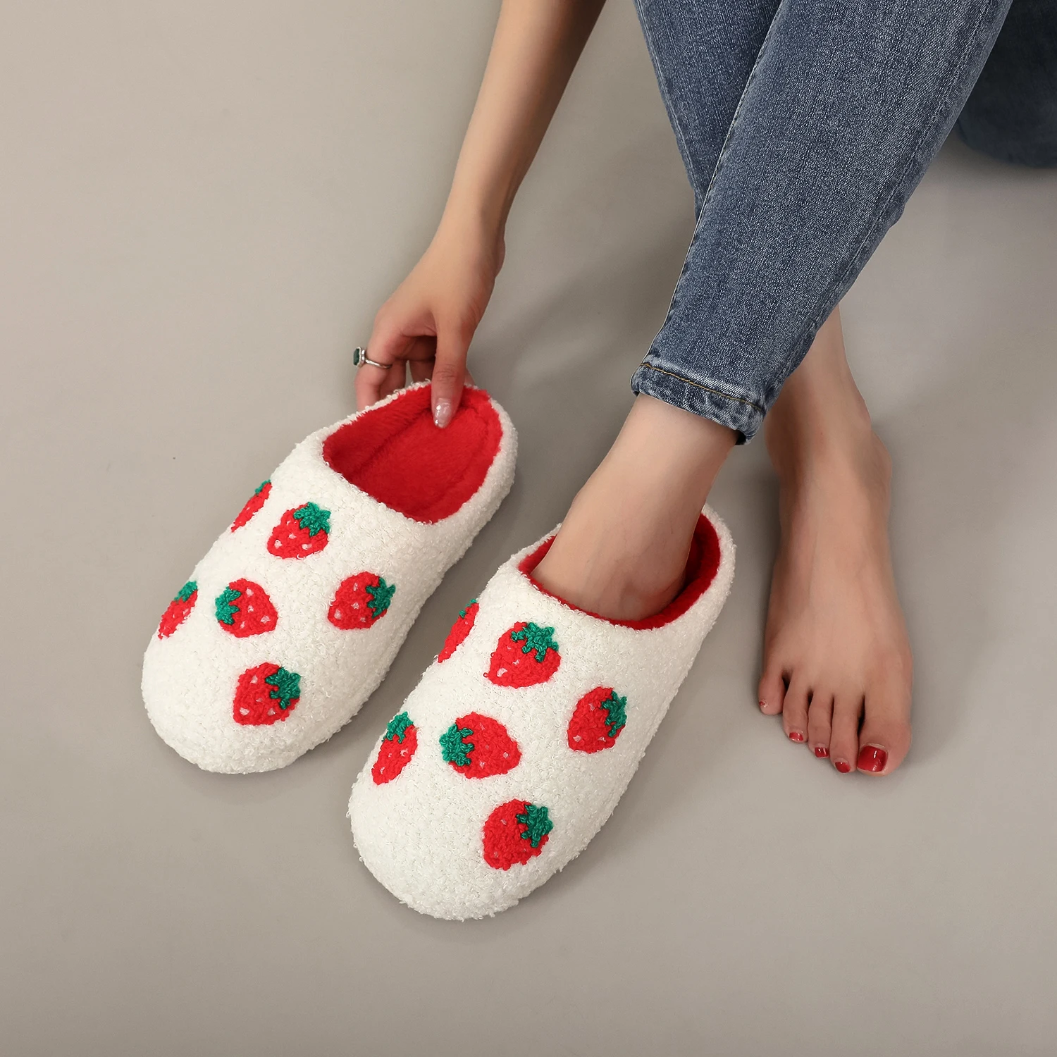 A Pair of White Strawberry Embroidered Flowers and Fruit Patterns Plush Home Soft-Soled Comfortable Furry Slippers Cute Warm Non-Slip Indoor Slippers for Men and Women That Can Wear Lightweight Silent Comfortable Shoes, the First Choice for Gifts