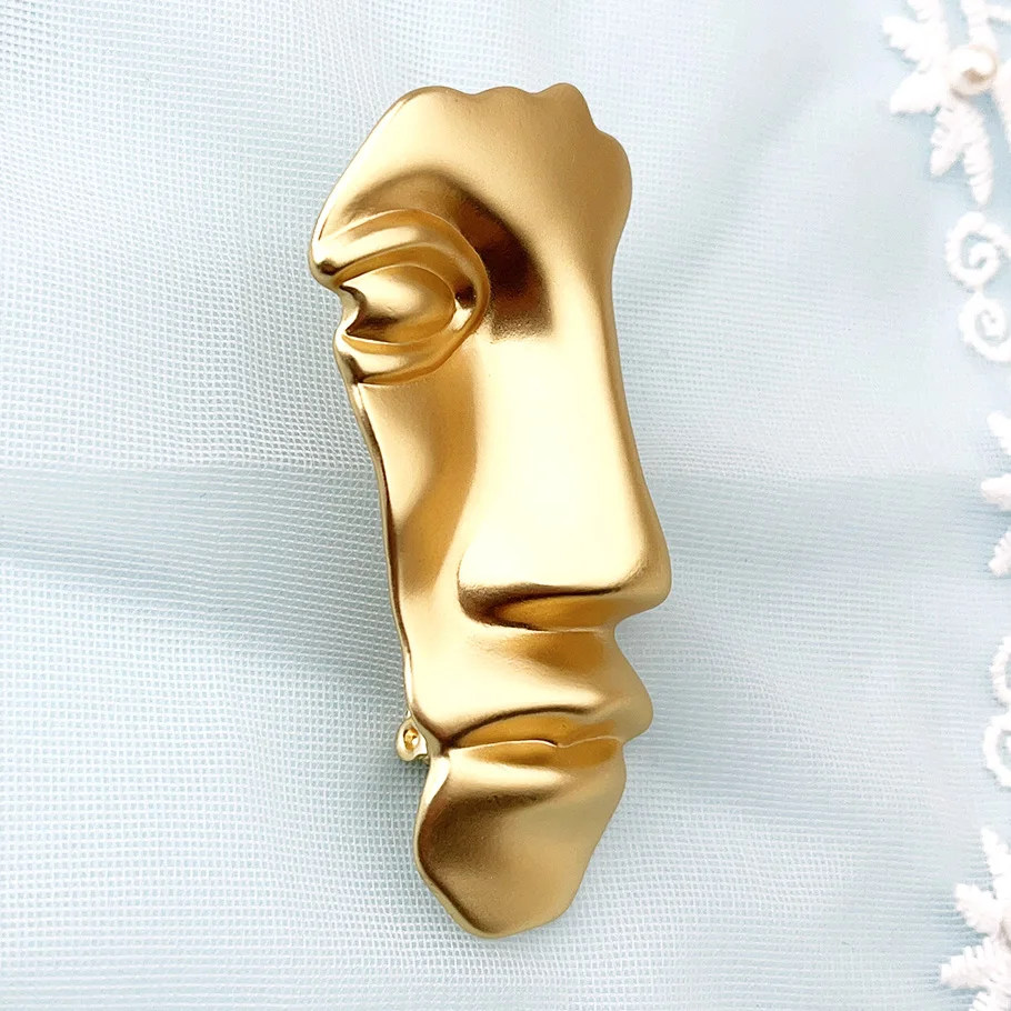 Trendy Design Exaggerated Half Human Face Brooches Women and Male Gold Color Metal Personality Pins Everyday Party Decorations