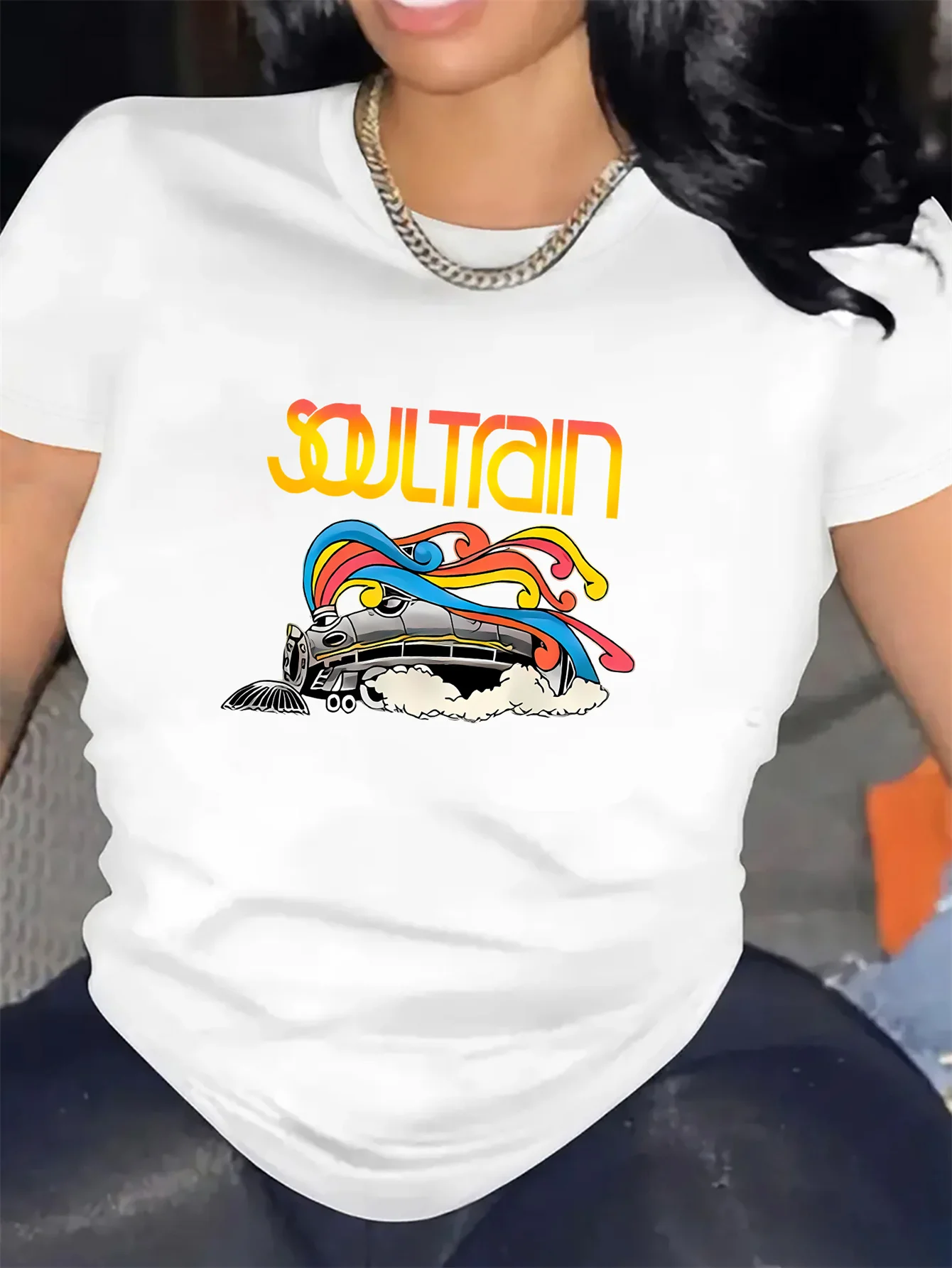Camiseta gráfica Vibrant Soul Train – Camiseta esportiva feminina elegante de manga curta com gola redonda e elasticidade média,