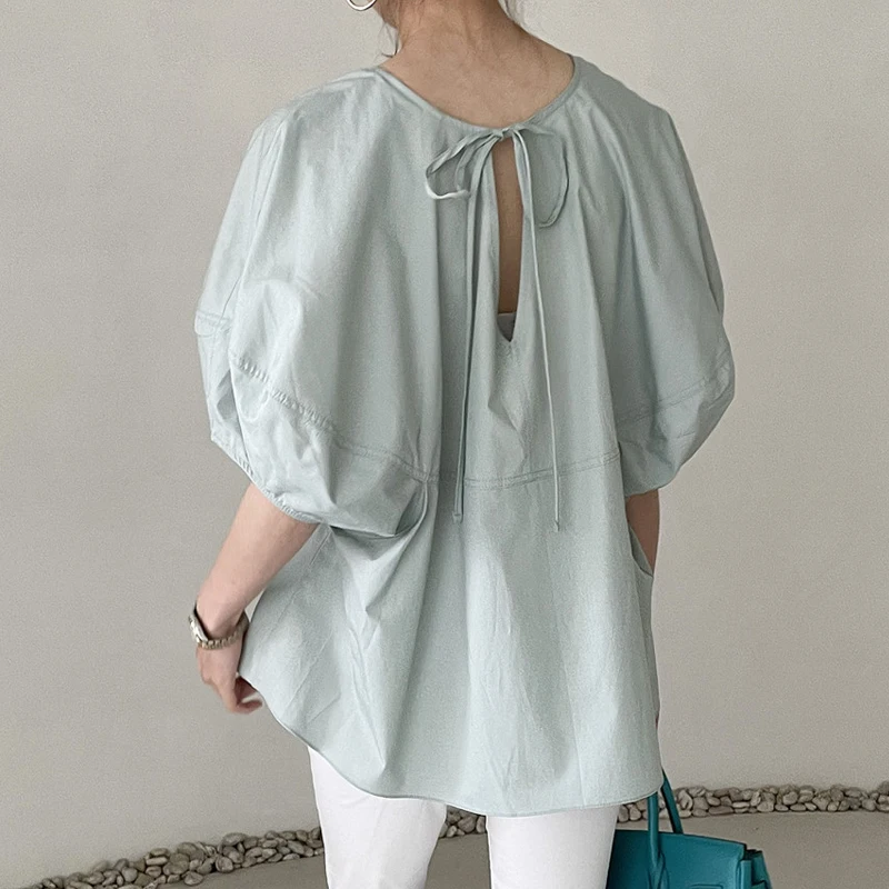 قميص نسائي بأكمام فقاعية، تصميم بدون ظهر، صيفي، نمط جديد، فضفاض، رقبة على شكل حرف V، بأزرار، وأكمام قصيرة، على الطراز الكوري