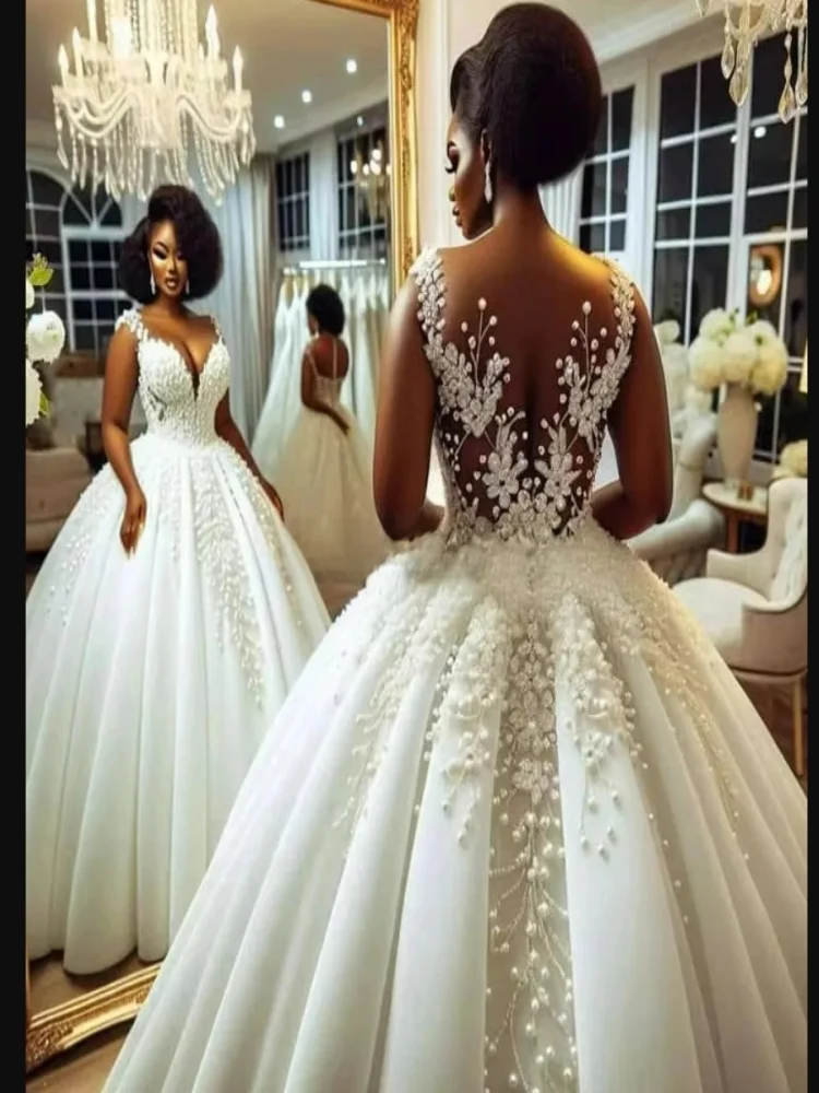 Suknia ślubna księżniczki z przezroczystym dekoltem, błyszczącymi aplikacjami, perłami, iluzorycznym tyłem i stylizacją country, suknia ślubna.