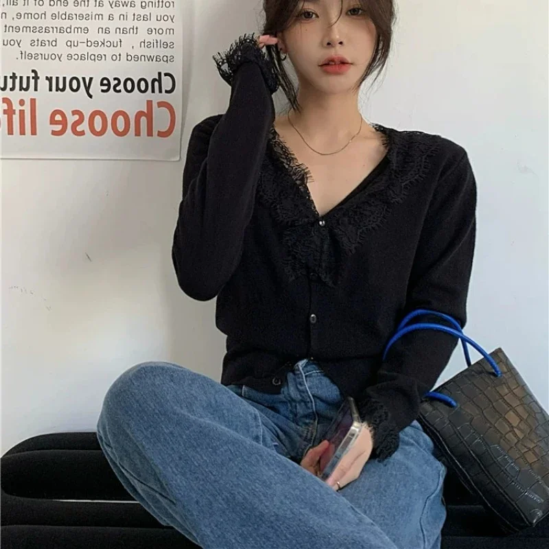 تي شيرت حريمي تريكو دانتيل بأزرار أنيقة ضيقة على الطراز الكوري الصلبة على شكل حرف v وأكمام طويلة ومرونة عالية ملابس علوية نسائية ناعمة على الموضة