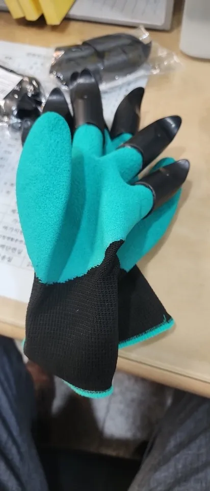 Hand Claw Green Plastic Garden Rubber Gloves Gardening Easy For Digging Planting Waterproof Insulation Household Work Gloves photo review