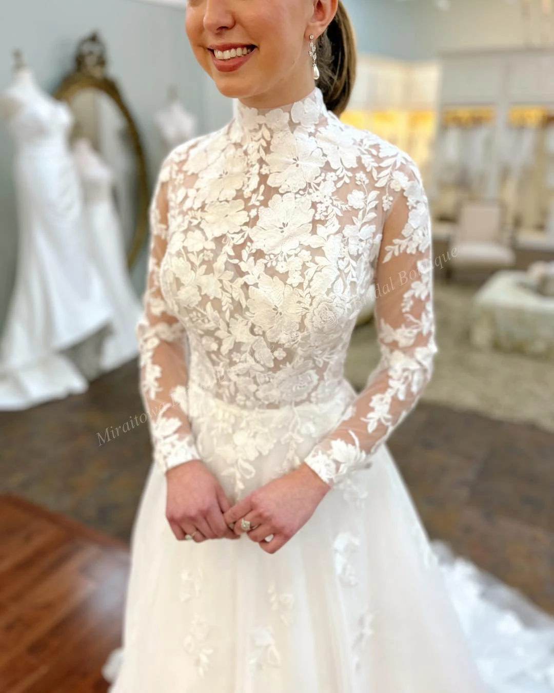 Jardim ao ar livre cerimônia de casamento vestido marfim blush sheer mangas compridas alta pescoço renda castelo maternidade vestido de noiva foto personalizado
