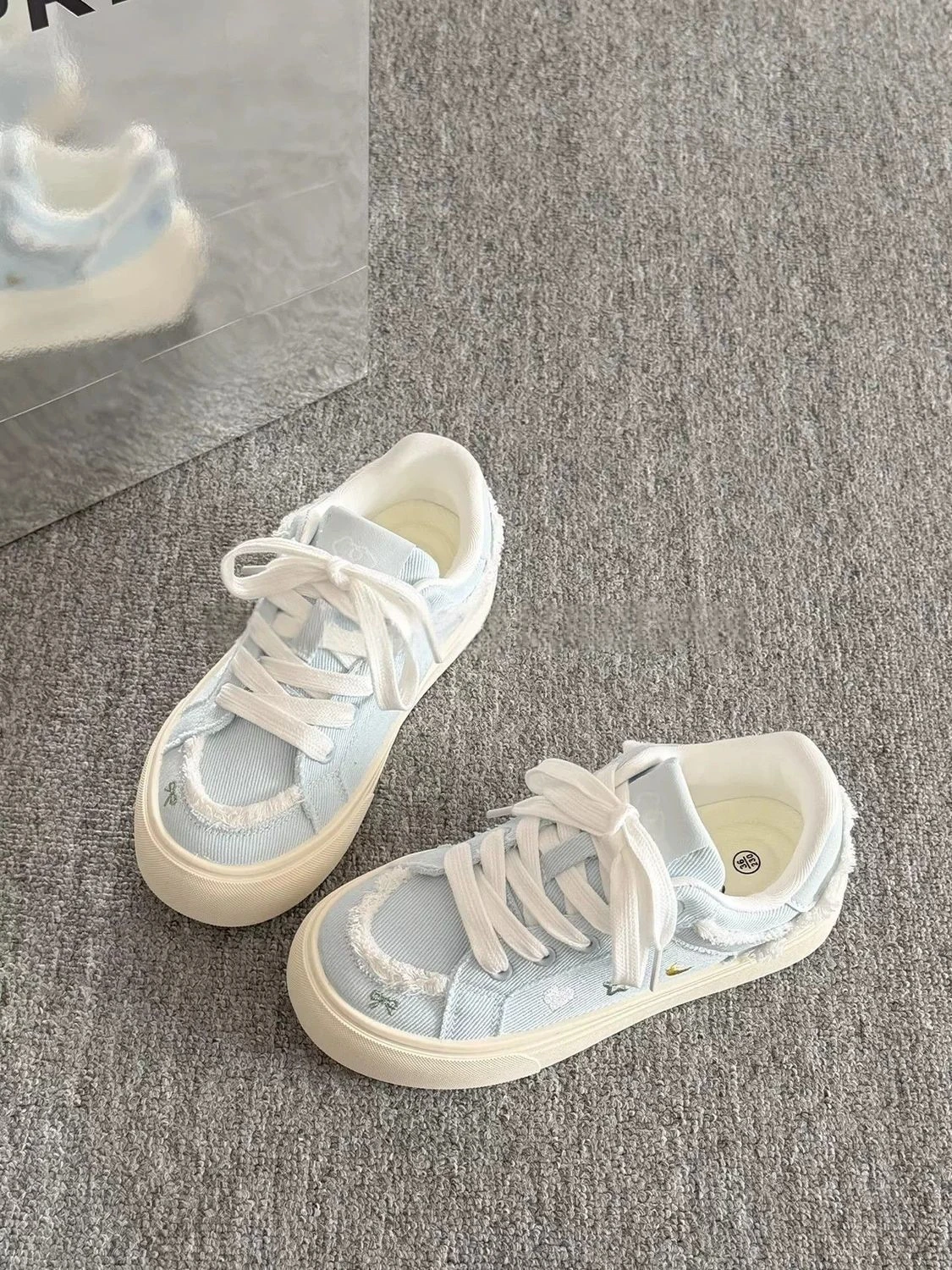 Vintage vulkanisierte Canvas-Schuhe für Damen mit Sternenstickerei, klobige Plateau-Sneaker im Retro-Stil, lässige Distressed-Sneaker. – Detail 5