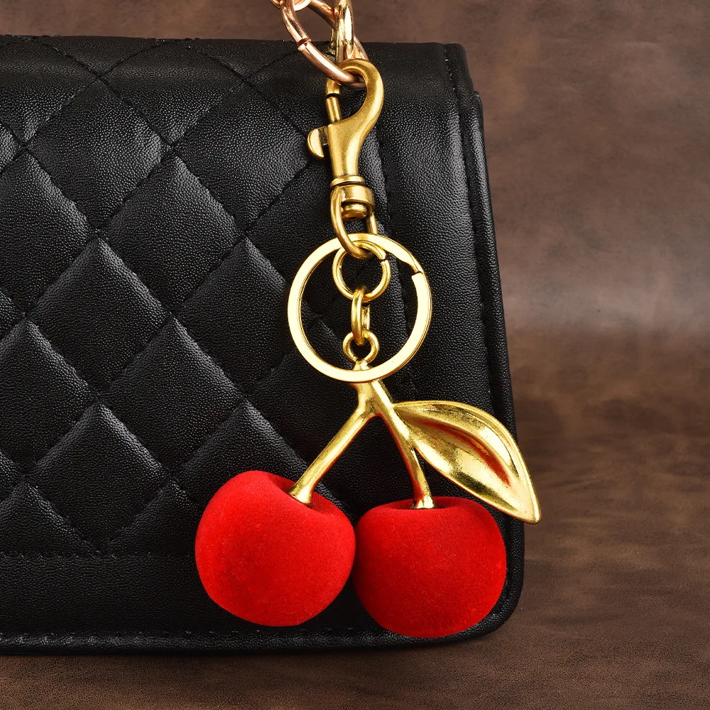 Pingente de bolsa com chaveiro de cerejas flocadas