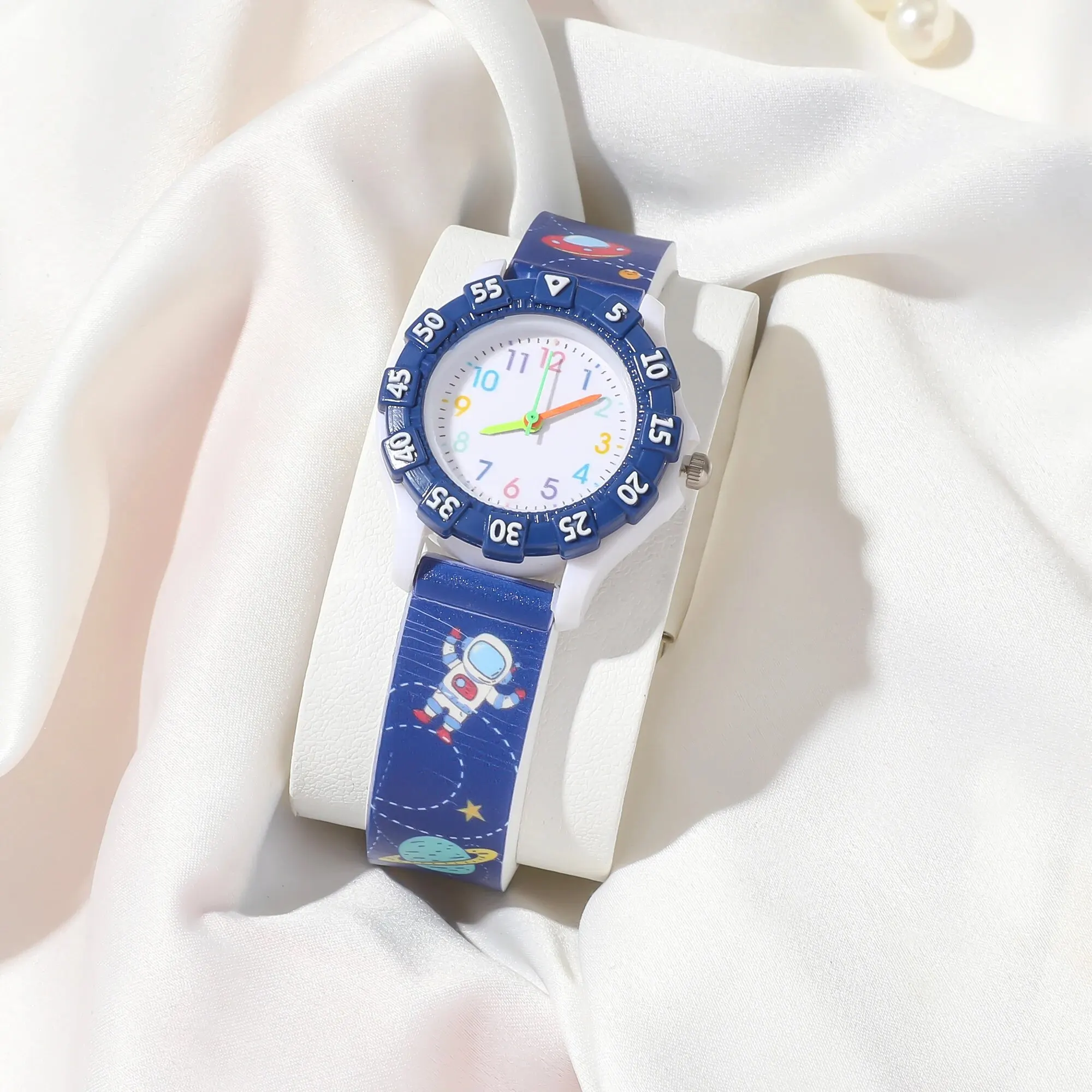 Children's Cartoon Watch Quartz Silicone Watch Elementary School Girls Boys Children's Watch 3D Silicone Strap