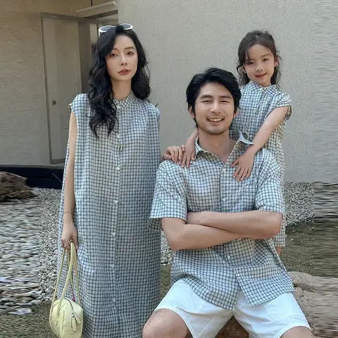 가족 영역 커플 모양 일치하는 옷 어머니 딸 소녀 드레스 아버지 아들 소년 격자 무늬 셔츠 한국 형제 자매 옷