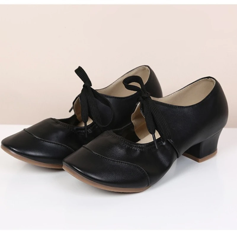 コンテンポラリーダンス用のローカットソフトソールレディースダンスシューズ。浅いつま先デザイン。