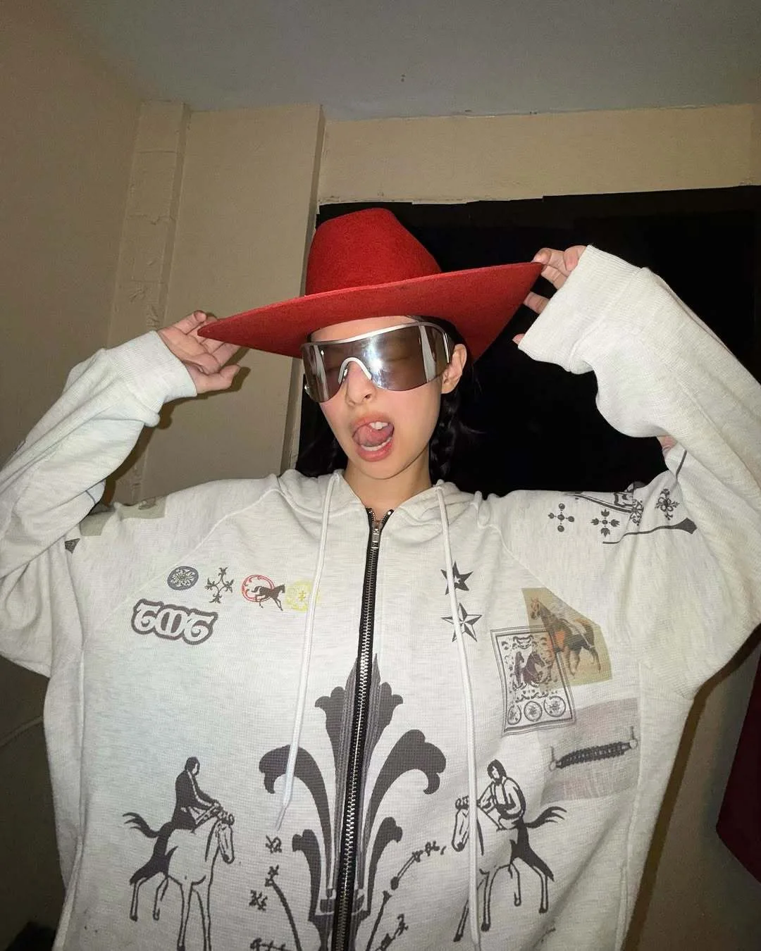 سترة هودي ذهبية بطباعة جرافيتي جيني جينيفر مع بنطلون كاجوال طويل وبنطلون رياضي بأسلوب ملابس الشارع مع إغلاق بسحاب وأكمام طويلة