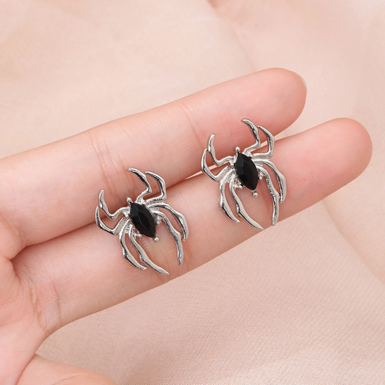 Women's Minimalist Spider Themed Dark Retro Fashion Individual Luxury Niche High-End Earrings Daily Streetwear Accessories