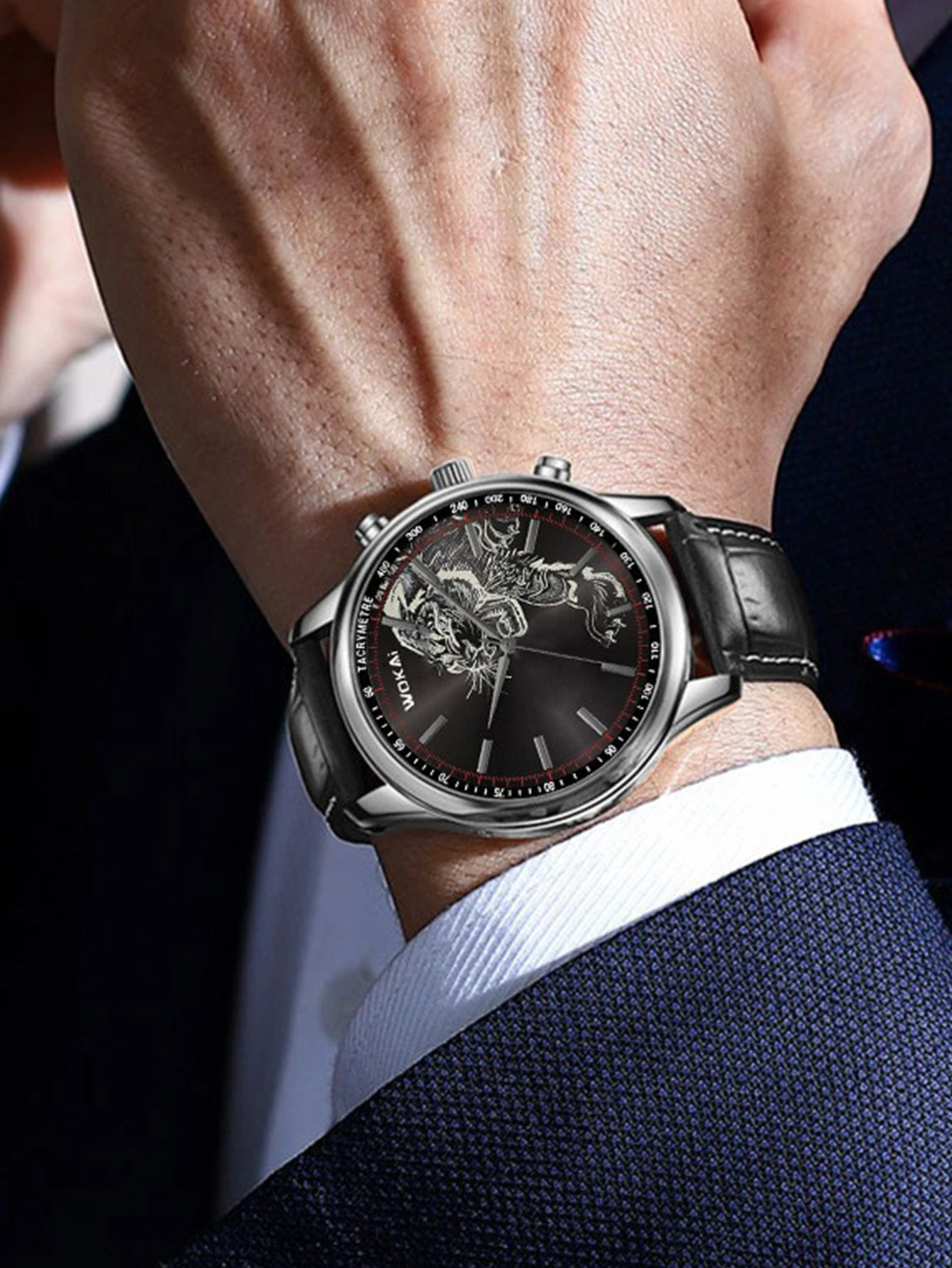 

Мужские часы Sporty Tiger Dial — серебристый корпус, черный кожаный ремешок, наручные часы с хронографом и тахиметром для повседневной носки и активного отдыха.