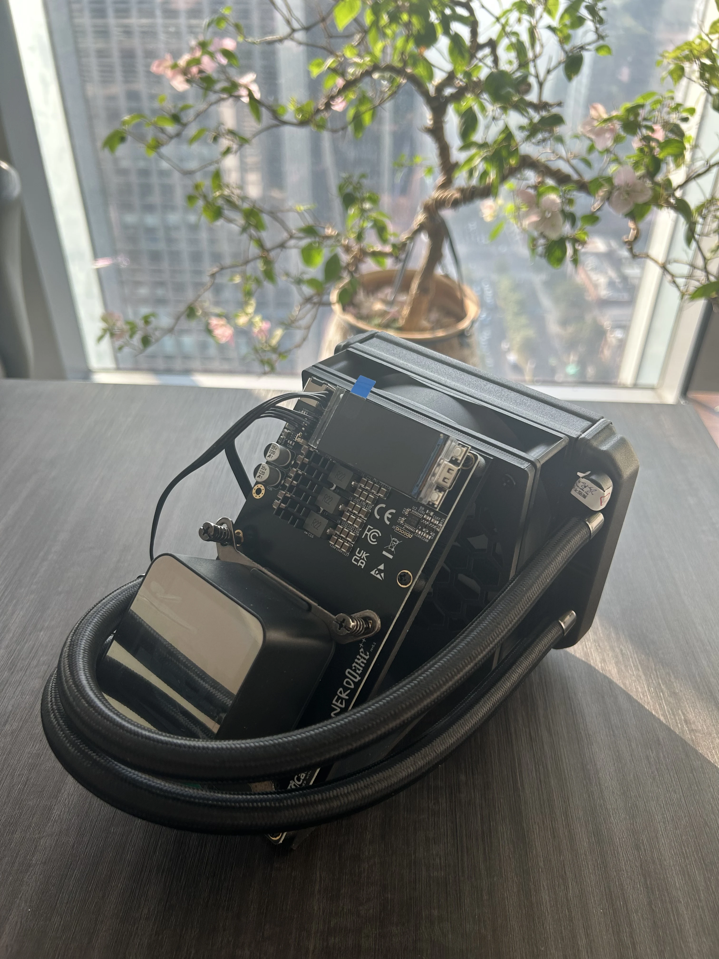 

Lion New Bitaxe Miner NerdQaxe++ 4.8T гидро с блоком питания Solo майнер Lottery Miner с вилкой США/ЕС/Великобритании/Австралии