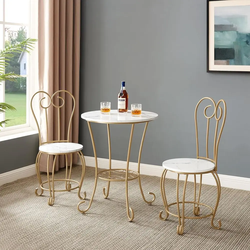 Set Bistro Dalam Ruangan Bergaya Prancis Vintage: Meja Bundar Motif Marmer dengan Kursi Berbingkai Logam Emas untuk Dapur atau Ruang Sarapan