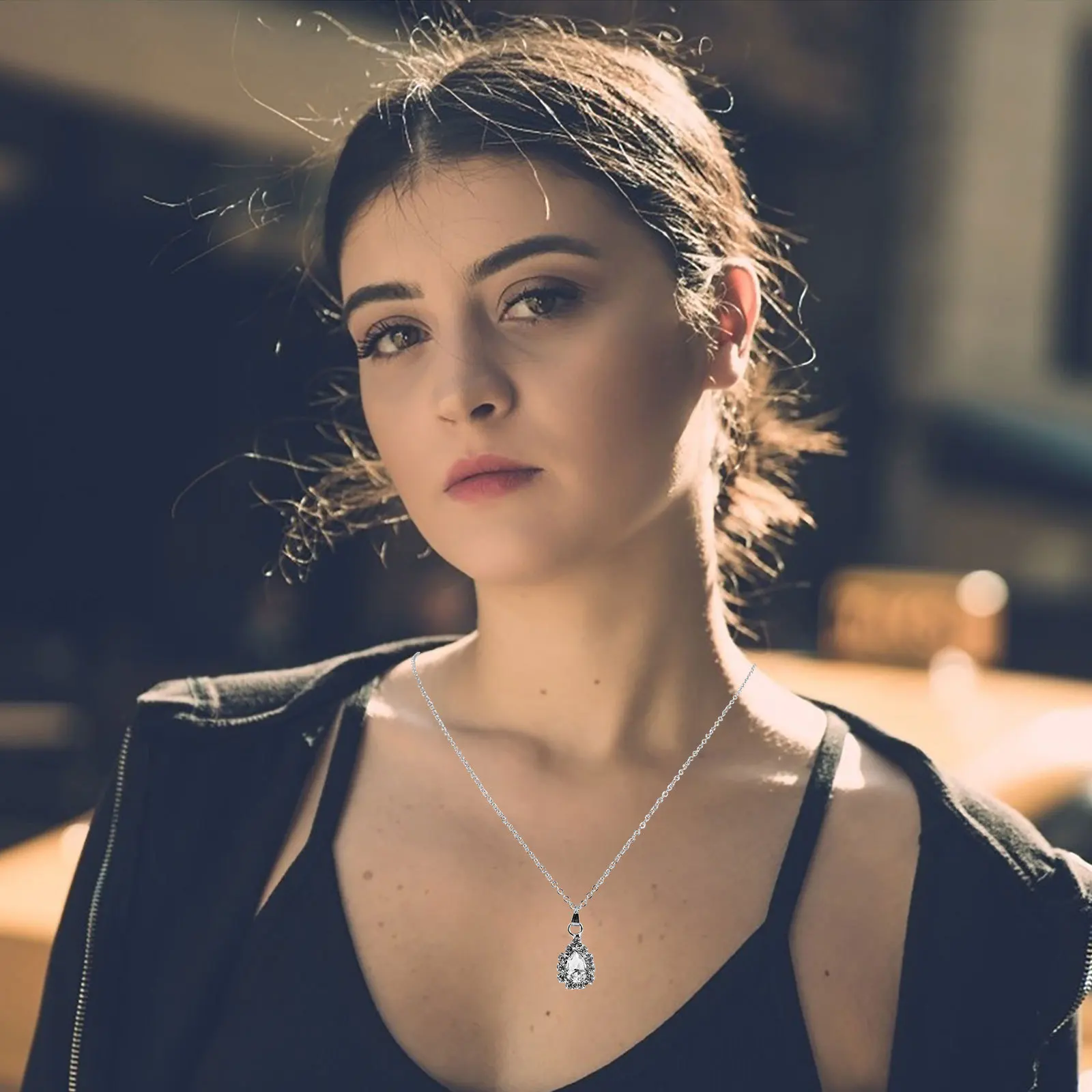 Collana da donna Sposa Ciondolo da sposa Catena posteriore in cristallo Gioielli Stile lungo Elegante ciondolo a sfera Accessorio di moda