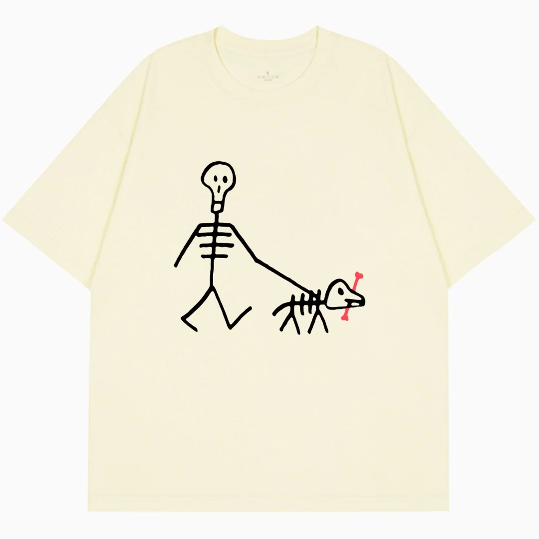 Uma camiseta com um padrão impresso de crânio andando um cachorro verão moda high-end versátil puro algodão masculino e feminino camiseta