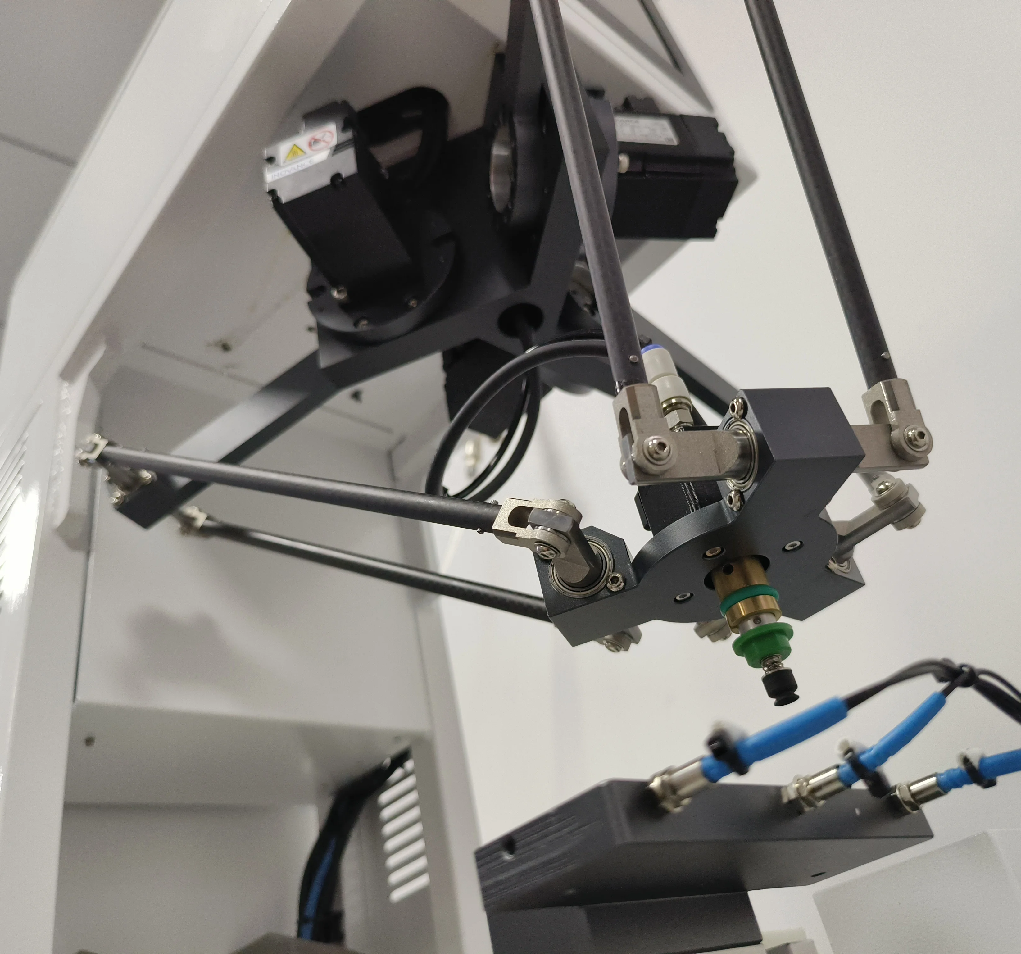 De lta Ro bot Special R obot per il posizionamento e il caricamento automatico