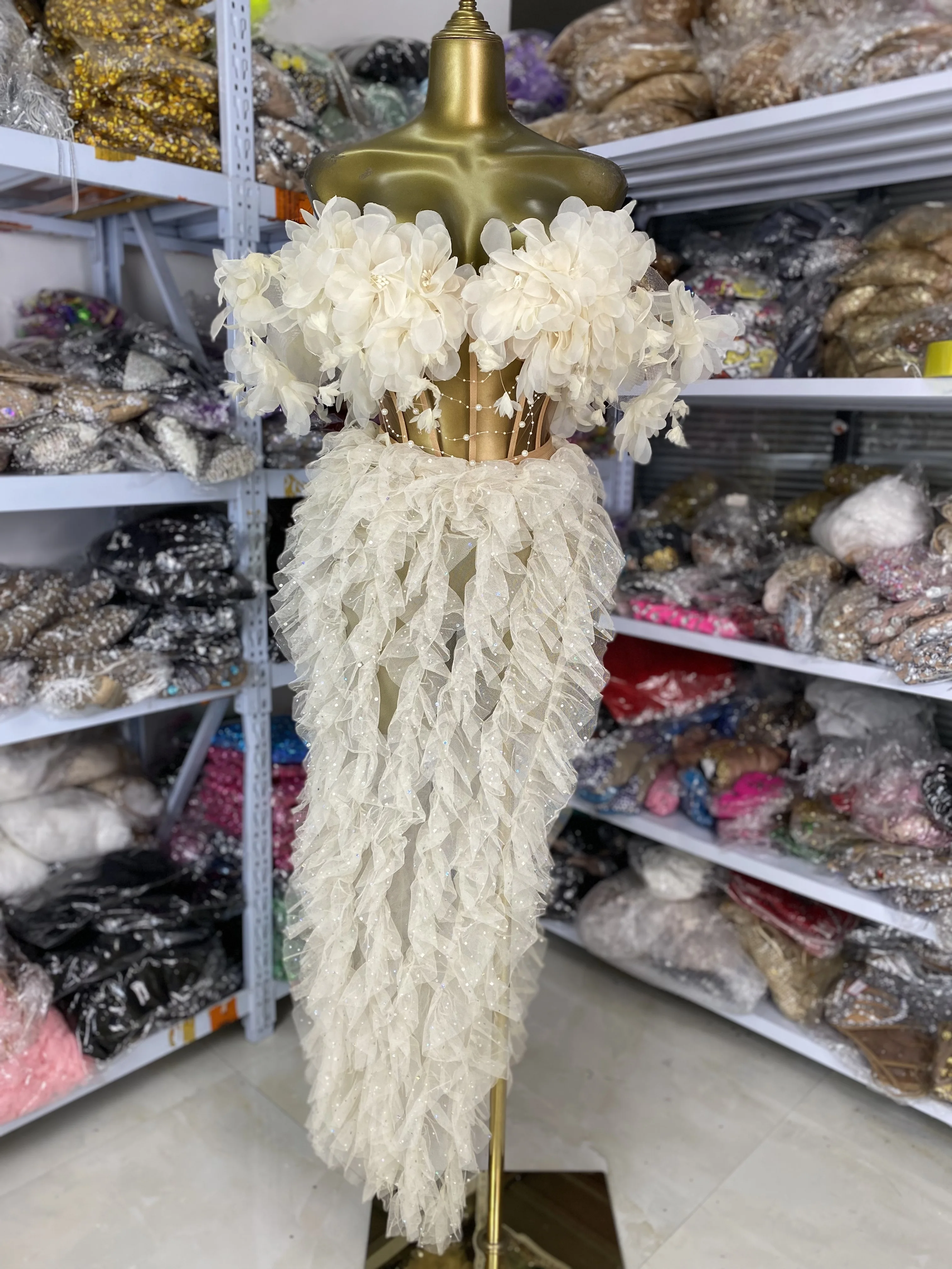 ชุดออกงานกลางคืนสำหรับผู้หญิง เสื้อครอปเปิดไหล่ประดับดอกไม้ พร้อมกระโปรงผ่าข้างแบบอสมมาตร ชุดเซ็ต 2 ชิ้น สำหรับถ่ายรูปวันเกิด