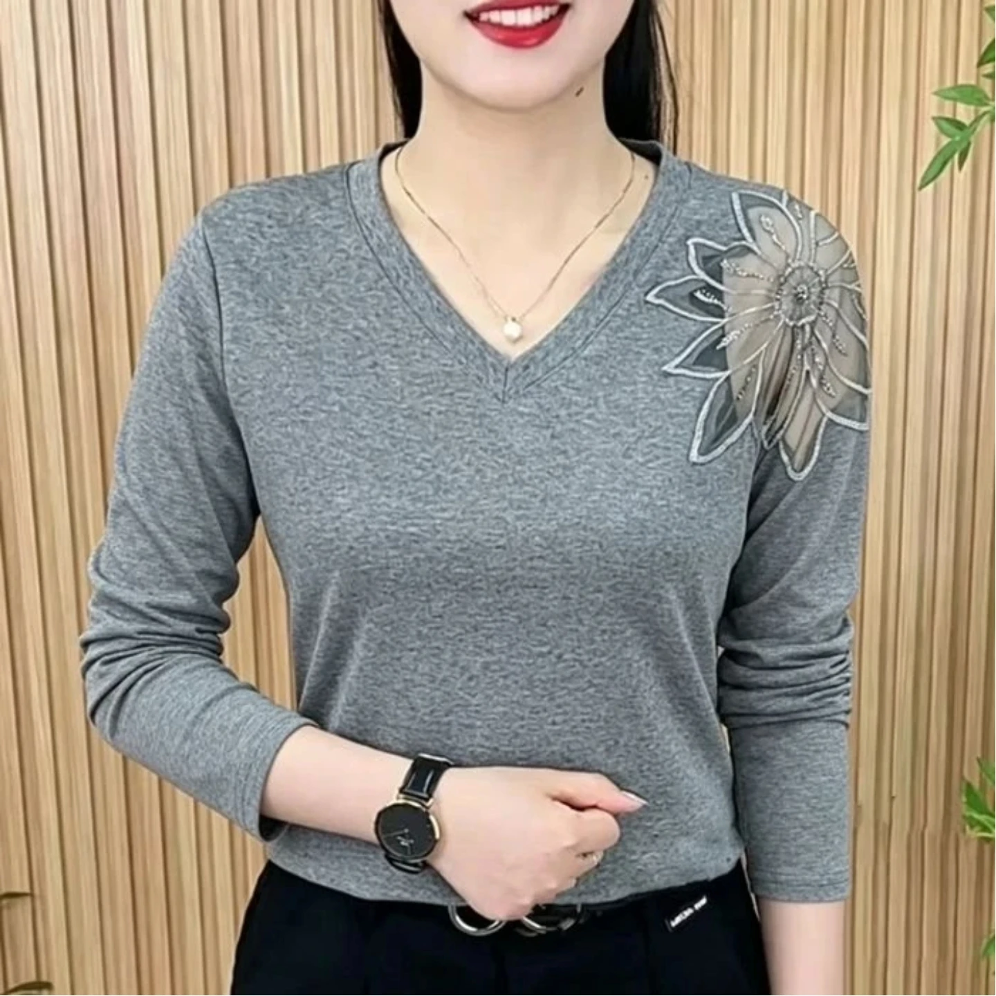 95 Cotton Long Sleeve V-Neck Women's Base Shirt Fashionable Age-Defying Daily Wear Commute-Ready Korean Style Straight Cut